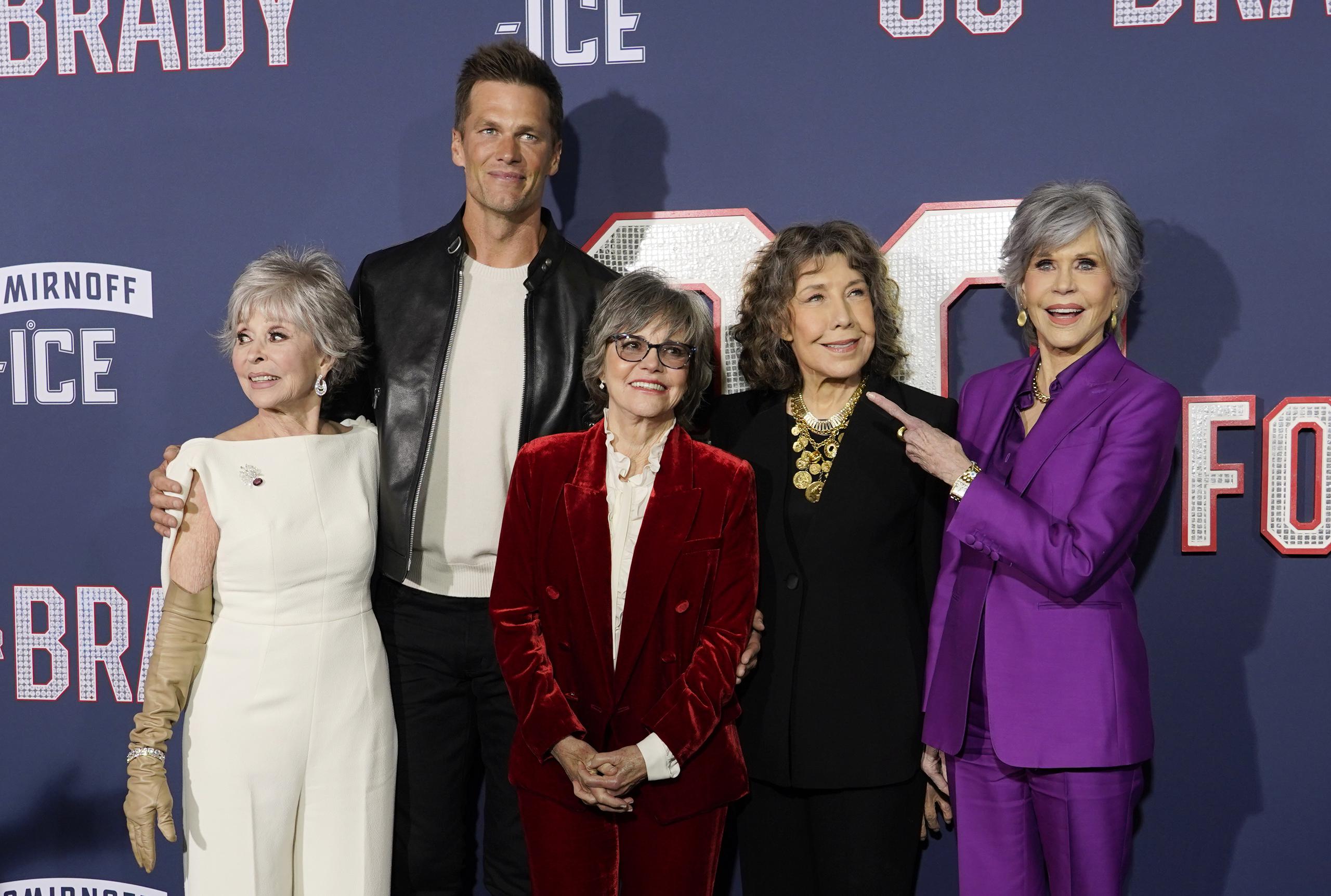 Desde la izquierda, Rita Moreno, Tom Brady, Sally Field, Lily Tomlin y Jane Fonda durante la premiere del filme el martes en Los Ángeles. 