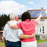 Entregarán primeros incentivos a familias de bajos ingresos para instalar placas solares y baterías