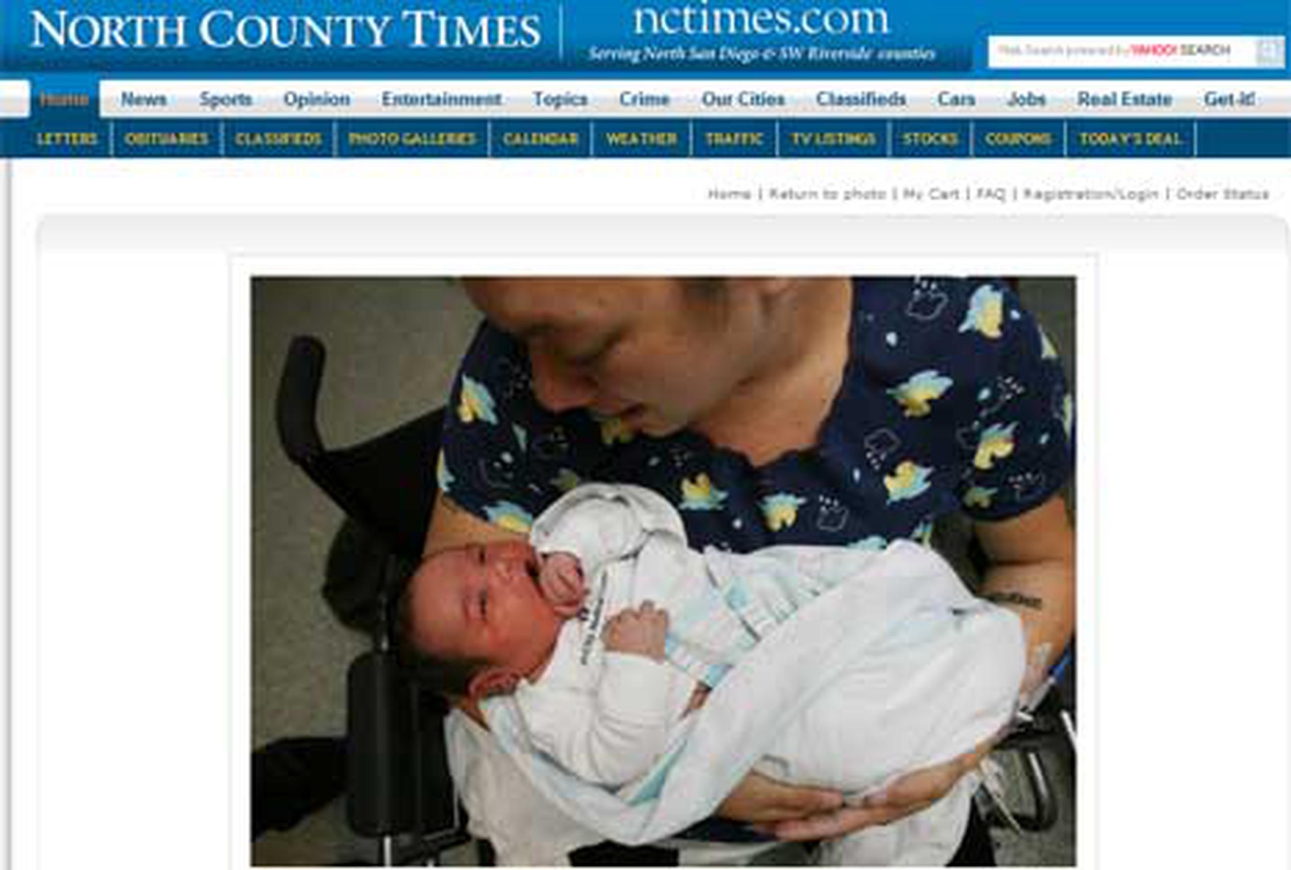 En esta fotografía publicada por el North County Times,  Cynthia sostiene a su bebé que peso 13 libras con 14 onzas.(Jamie Scott/ North County Times)
