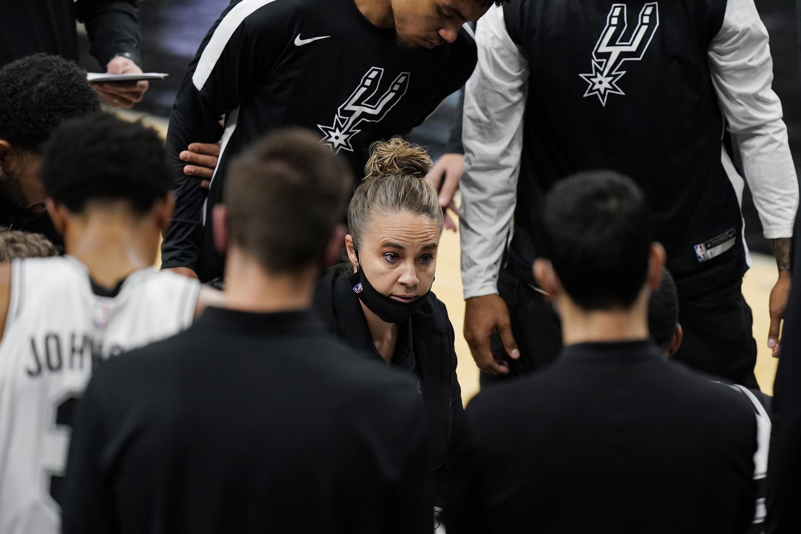 La asistente técnico de los Spurs Becky Hammon parte instrucciones a los Spurs durante un tiempo pedido. Es la primera vez que una mujer toma las riendas de un equipo en un partido oficial de la NBA.