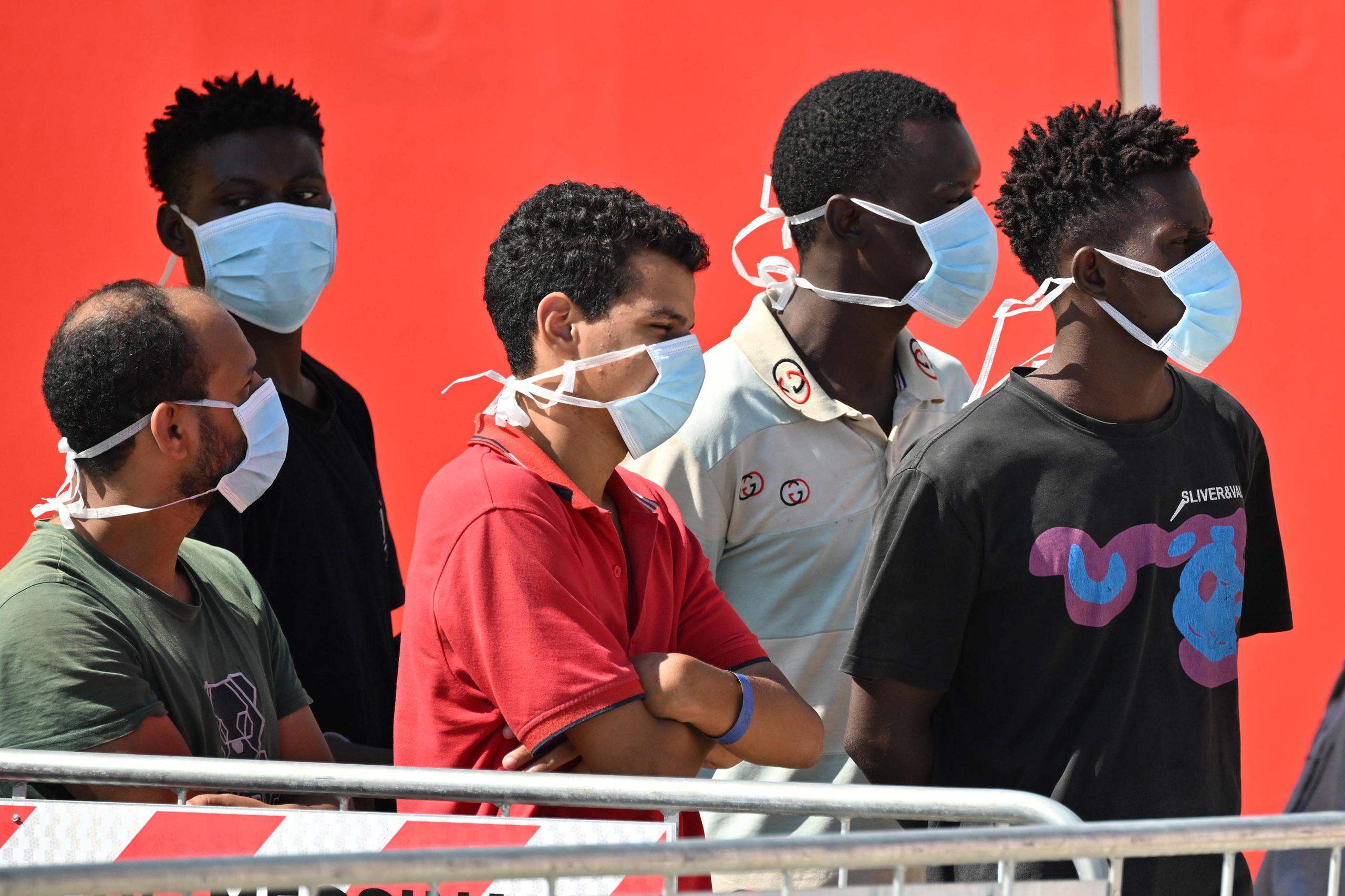 Migrantes rescatados en el mar desembarcan del buque de rescate Open Arms Uno en el puerto de Messina, en Sicilia, Italia, el 27 de agosto de 2022. (EFE/EPA/CARMELO IMBESI)