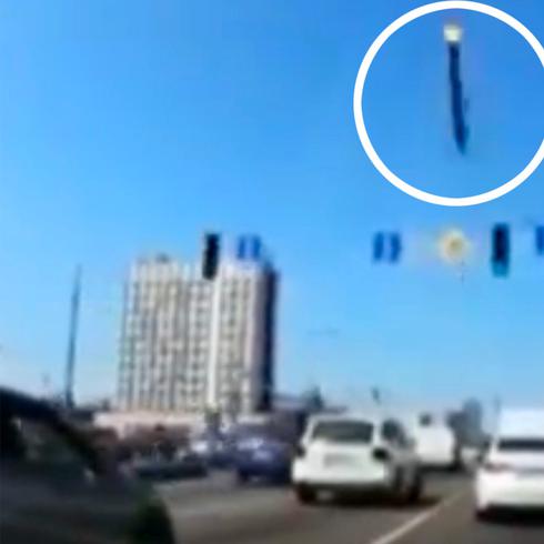 Momento en que misil cae en autopista de Ucrania