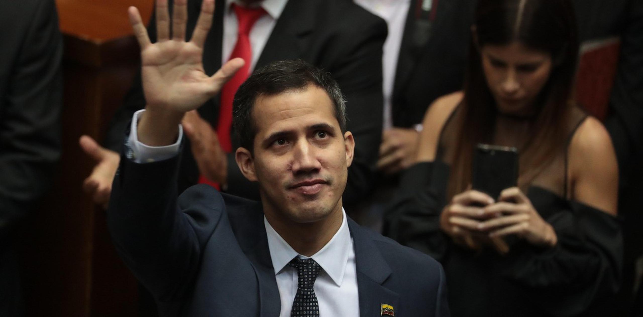 Según la interpretación de varias normas constitucionales, Guaidó dijo asumir en enero de 2019 el cargo de presidente interino de Venezuela, puesto en el que ha sido reconocido por casi 60 países. (Archivo)