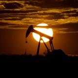 Sigue en descenso el precio del petróleo