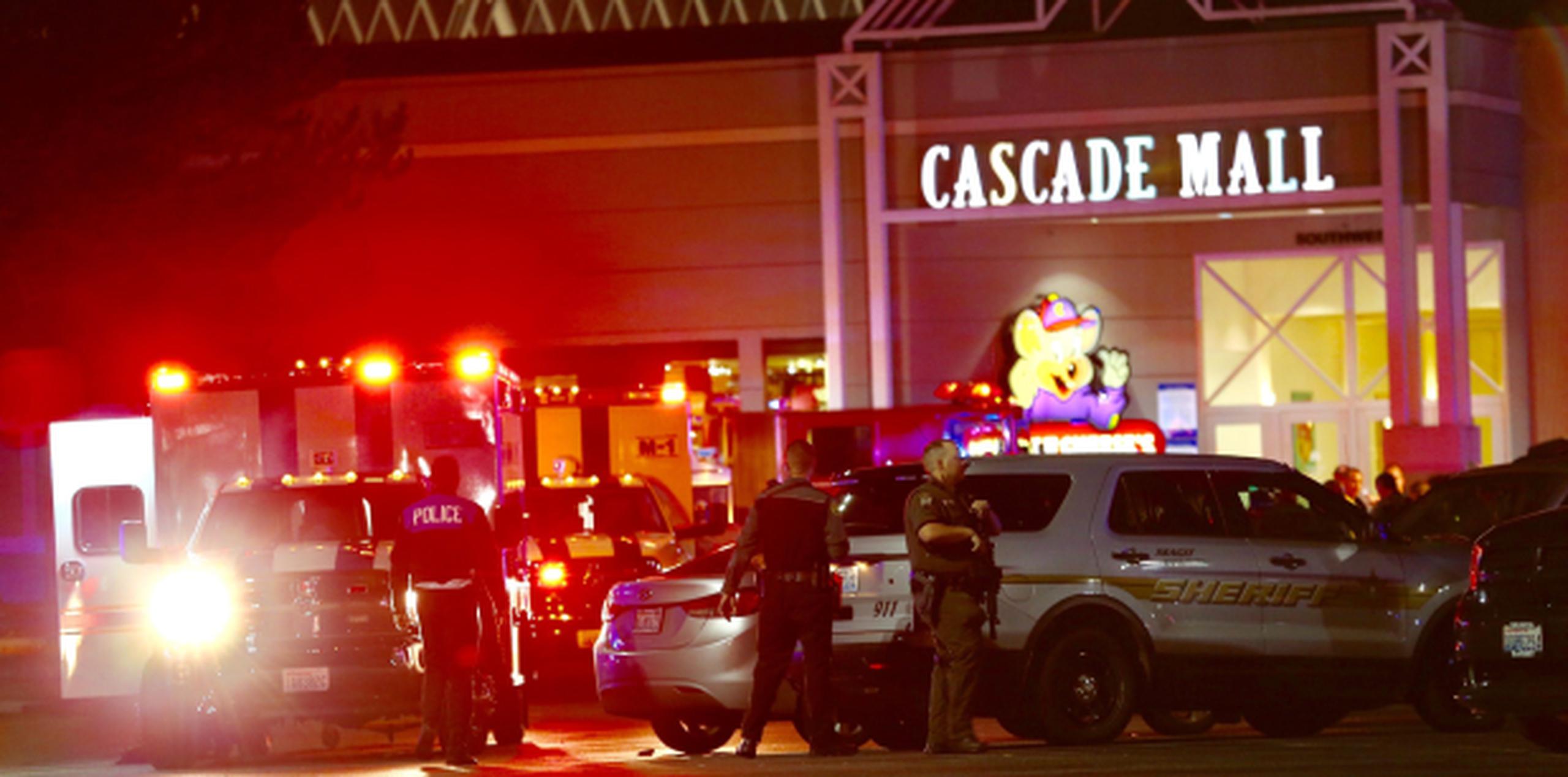 Policía vigila la entrada del centro comercial donde ocurrió la balacera. (Prensa Asociada)