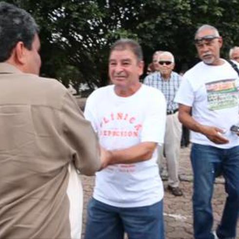 Luis Guzmán celebra su cumpleaños en su pueblo