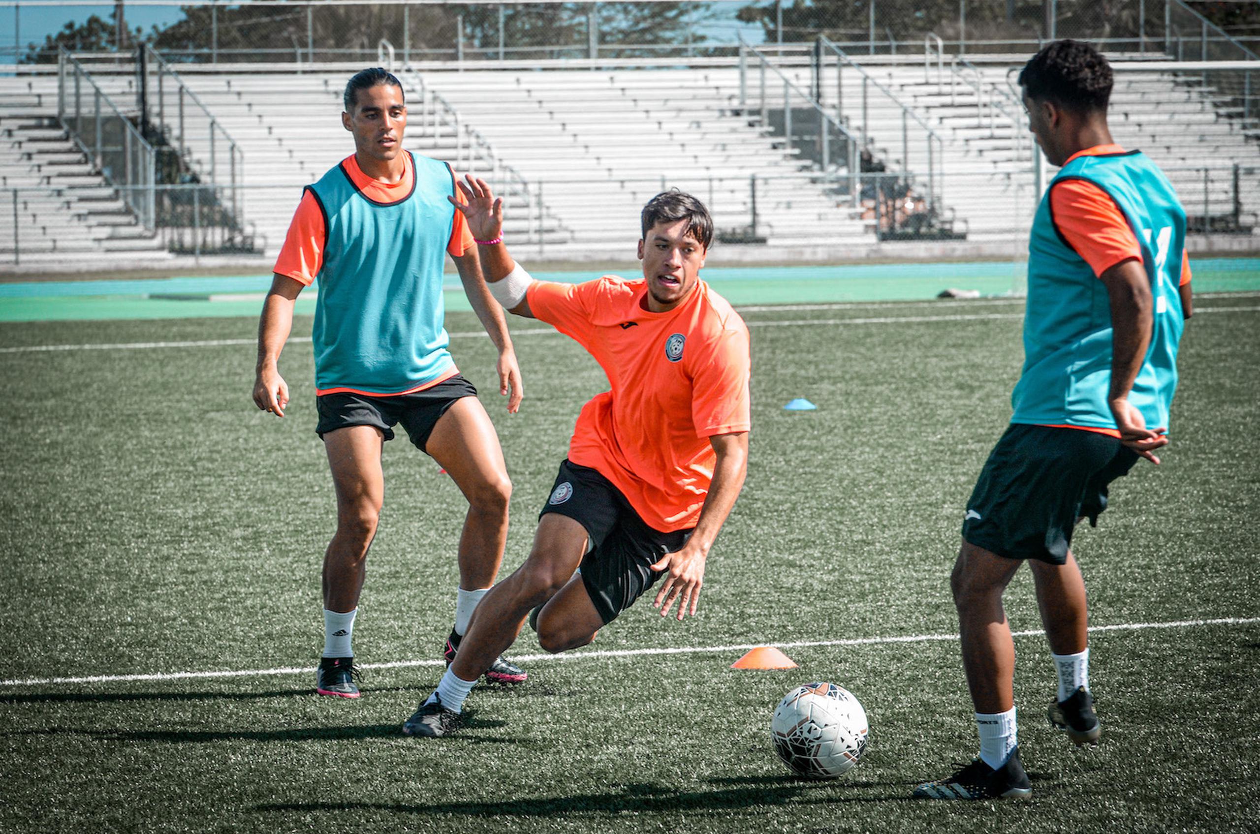 La Selección Nacional Masculina Absoluta de fútbol se despidió de Mayagüez tras finalizar un campamento de entrenamiento de dos semanas.