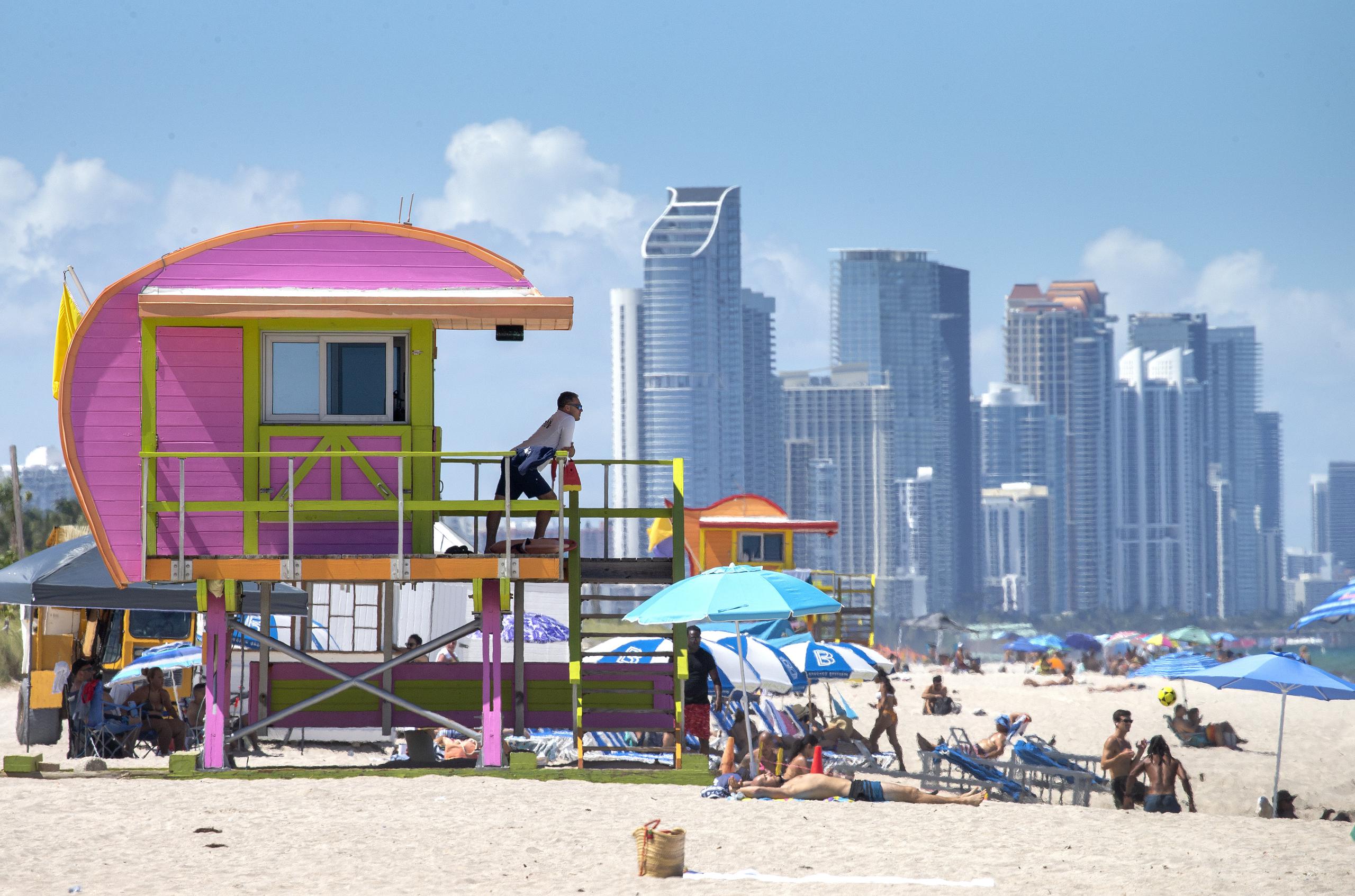 En Miami Beach, si se cumple la ley, no habrá más colillas ni filtros en la arena, como ya ocurre en las playas de California y Hawai, dos estados turísticos que hace tiempo que prohibieron fumar en playas y parques. EFE/EPA/CRISTOBAL HERRERA-ULASHKEVICH