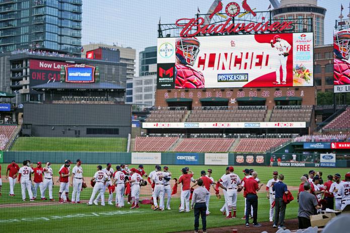 Los integrantes de los Cardinals de St. Louis celebraron ayer en su estadio el pase a la postemporada por la Liga Nacional.