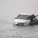 Rescatan a personas de viviendas y vehículos tras inundaciones en Kentucky