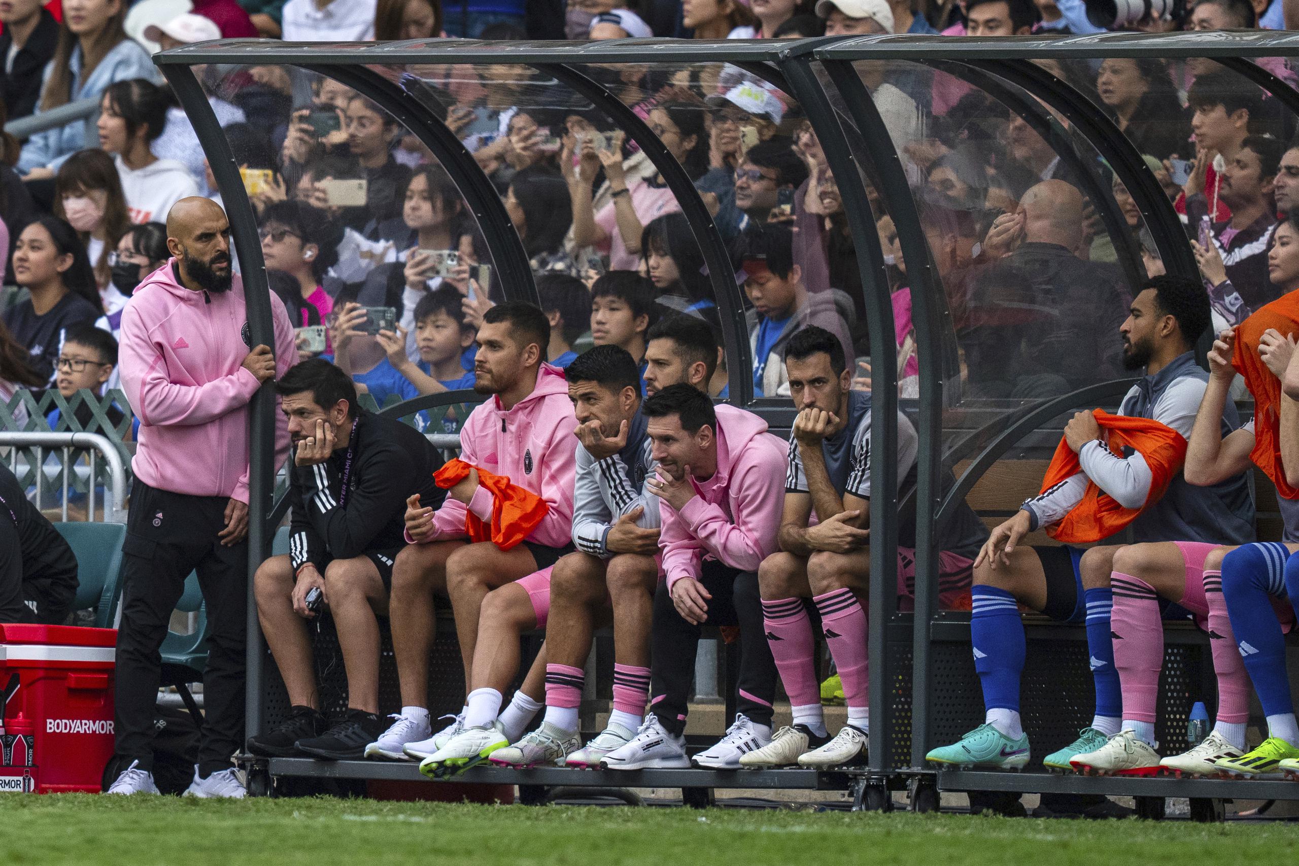 Lionel Messi del Inter Miami observa desde la banca el duelo amistoso ante un equipo de Hong Kong. Los organizadores decidieron reembolsar el 50% de los boletos del partido.