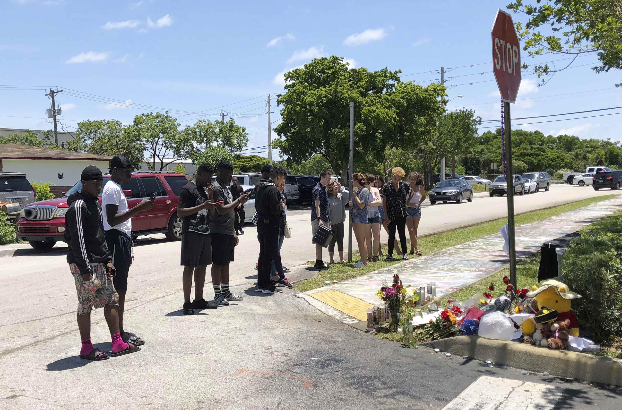 En el lugar del crimen hicieron un monumento para conmemorar la vida de XXXTentacion. (AP / Terry Spencer)