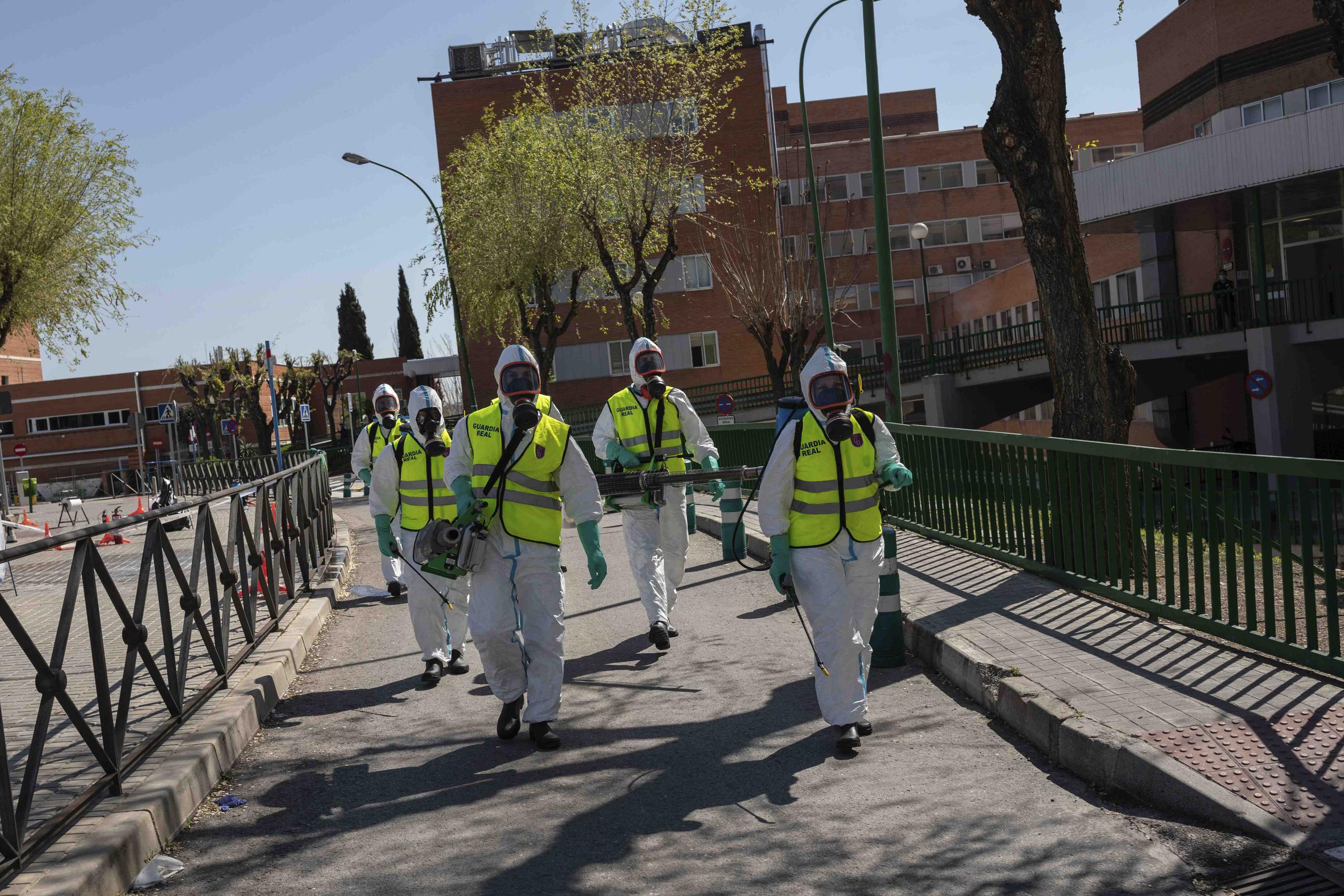 Las Unidades de Cuidado Intensivo de España están saturadas por el coronavirus. (AP)