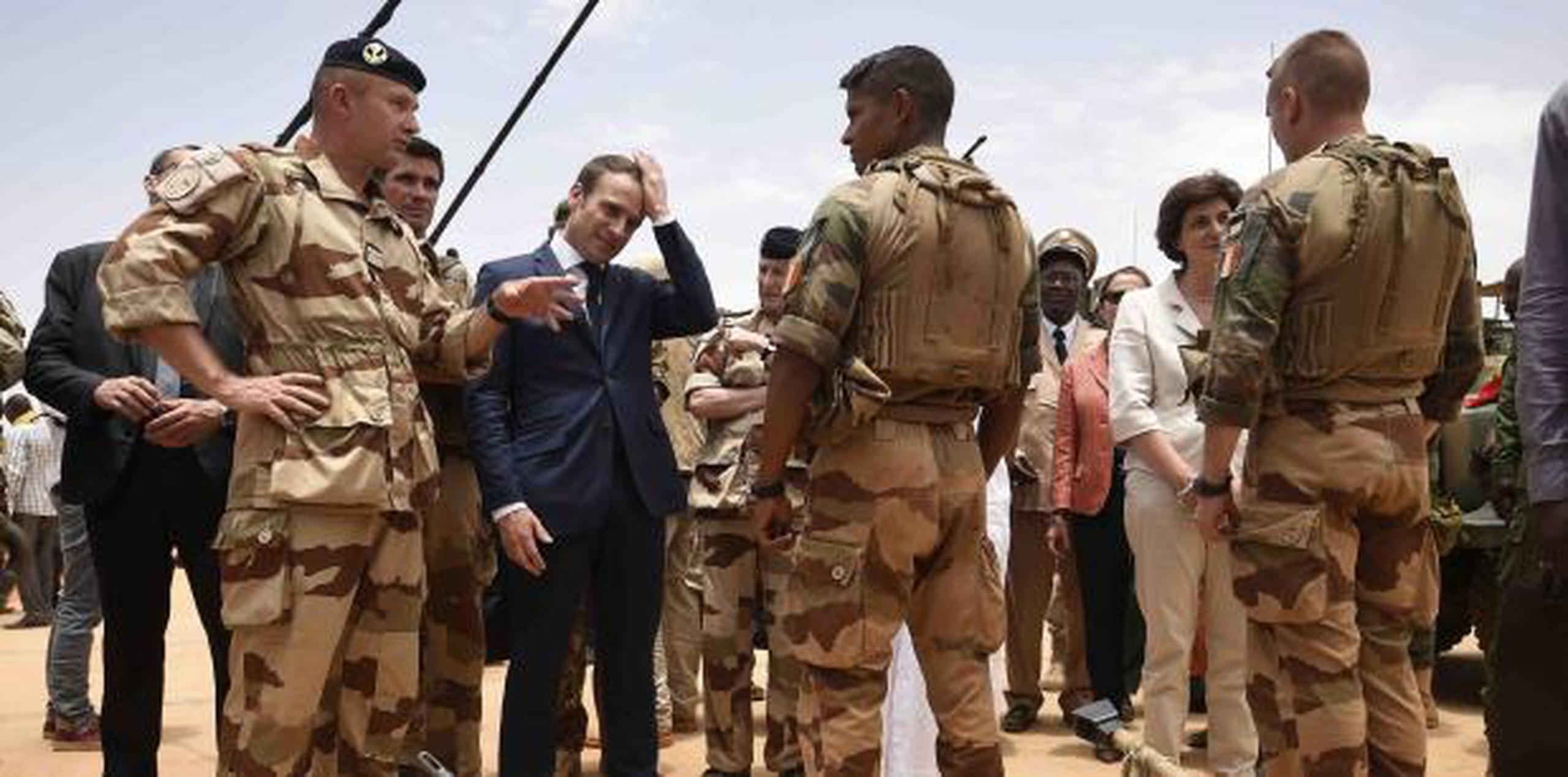 Macron, compartiendo hace unos meses con soldados en Malí, presentó sus condolencias a su familia y allegados. (AP)
