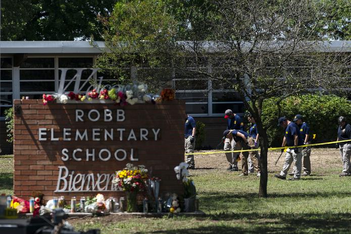 Policías con fusiles permanecieron a la espera en un pasillo de la escuela durante casi una hora, mientras el hombre armado perpetraba el ataque.