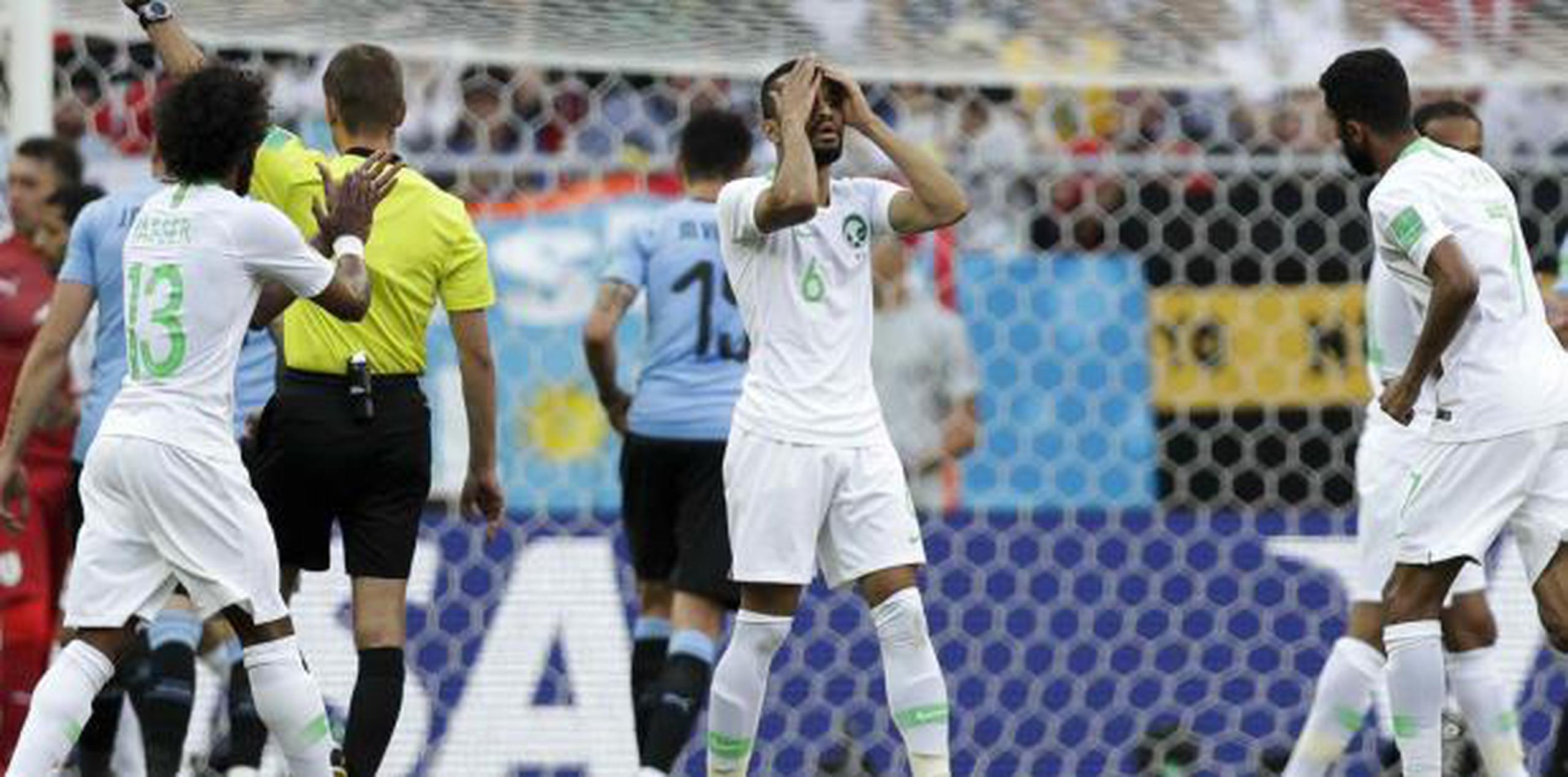 Por lo menos, Arabia Saudí mejoró considerablemente tras ser goleada 5-0 por Rusia en el encuentro inaugural. (AP)