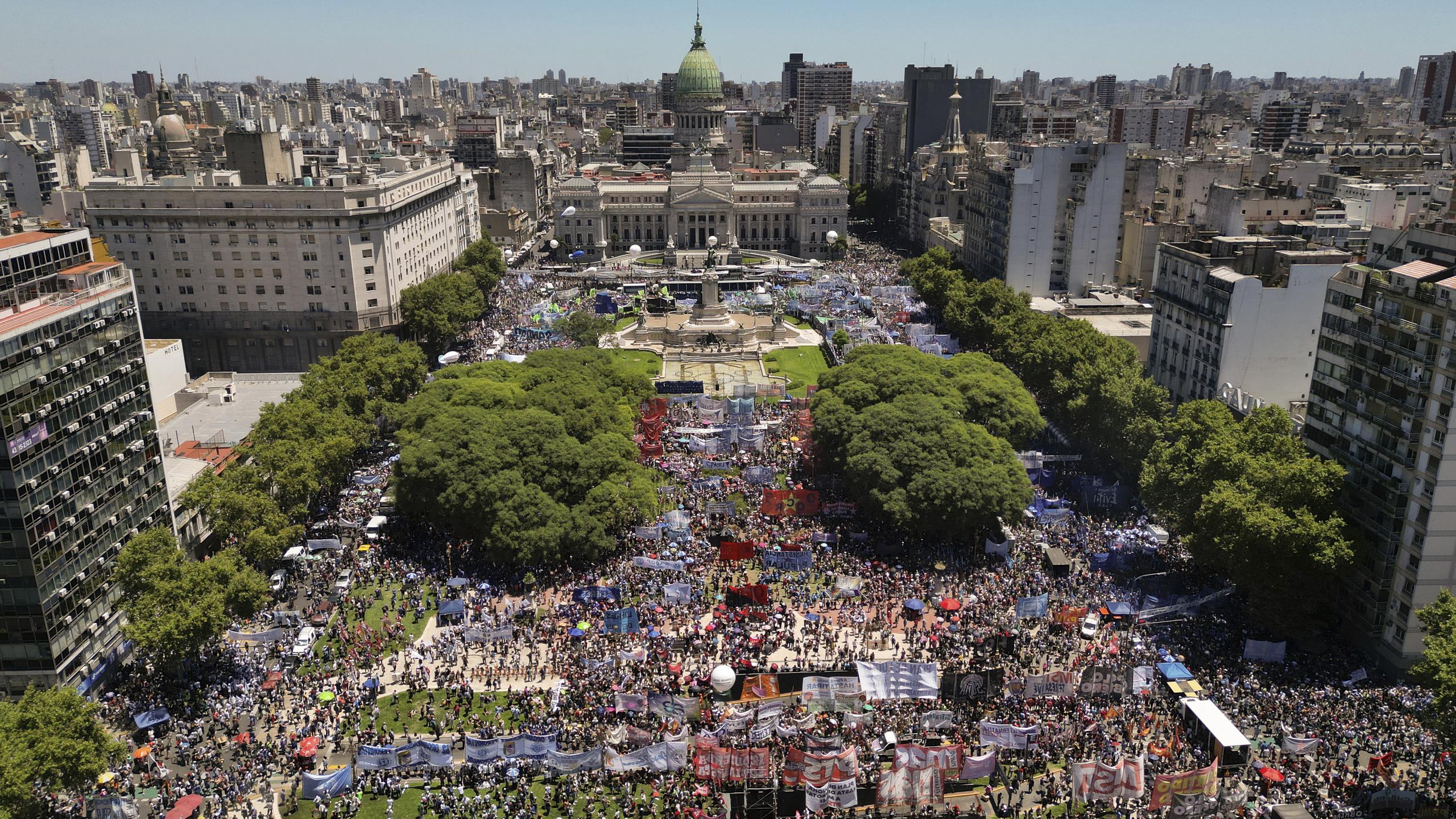 Personas protestan fuera del Congreso en una huelga nacional contra las reformas económicas y laborales lanzadas por el presidente argentino, Javier Milei, en Buenos Aires, Argentina.