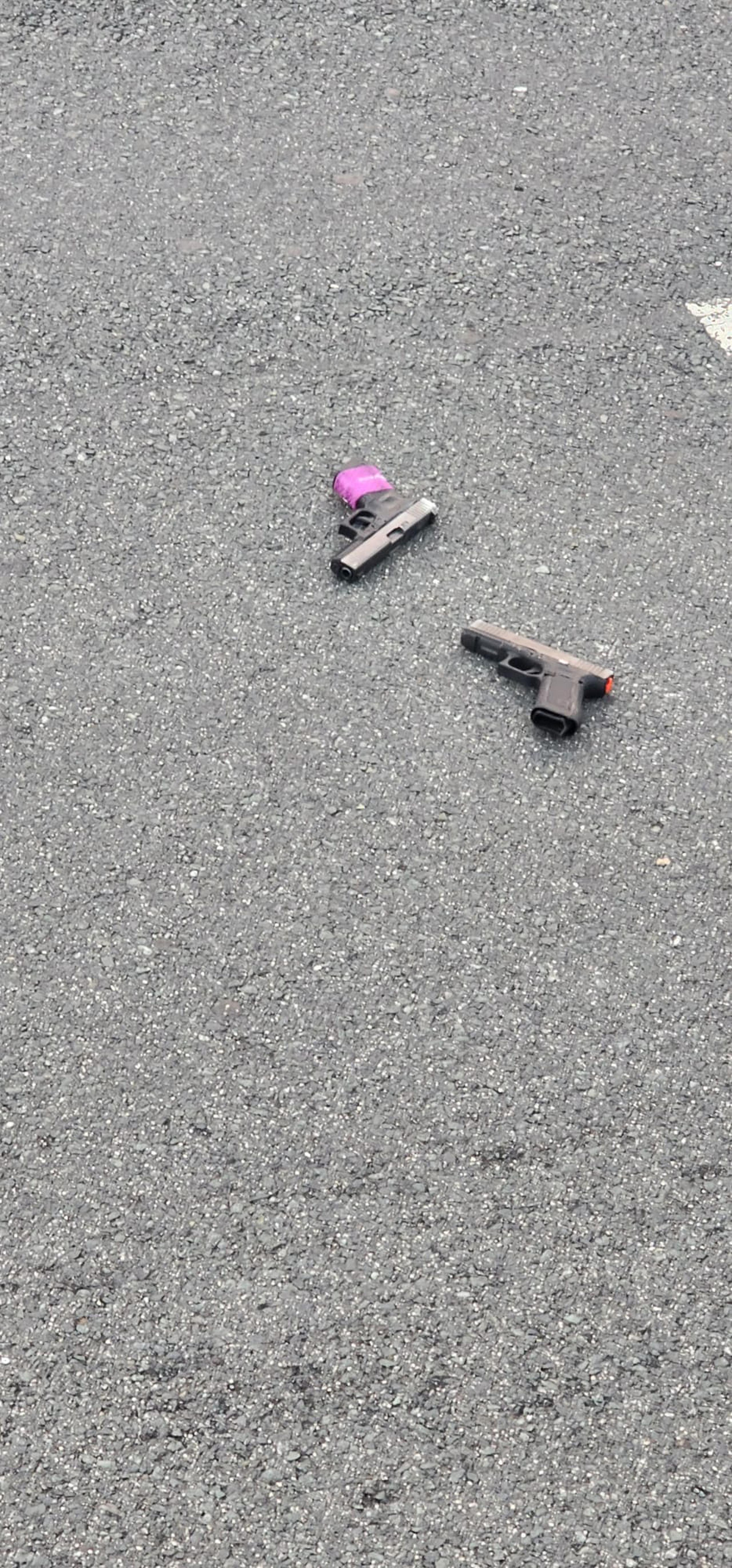 Dos pistolas Glock fueron recuperadas en la escena donde se accidentaron dos motociclistas que escapaban de la Policía tras un escalamiento en un concesionario.