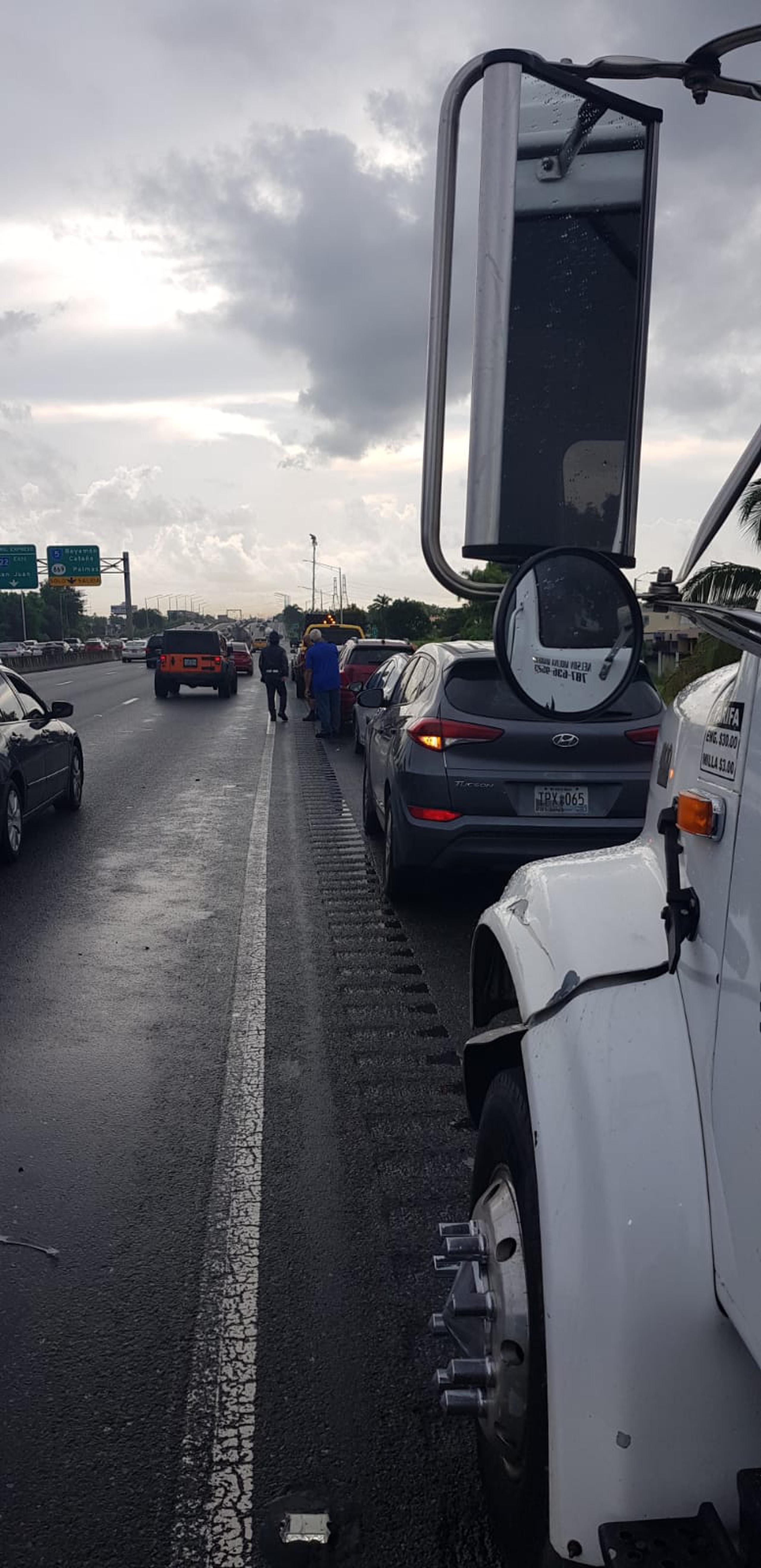 Más de 20 vehículos se vieron involucrados en varios accidentes de carácter leve entre los kilómetros 13.2 y 12.4 de la autopista José de Diego en dirección de Bayamón a San Juan.