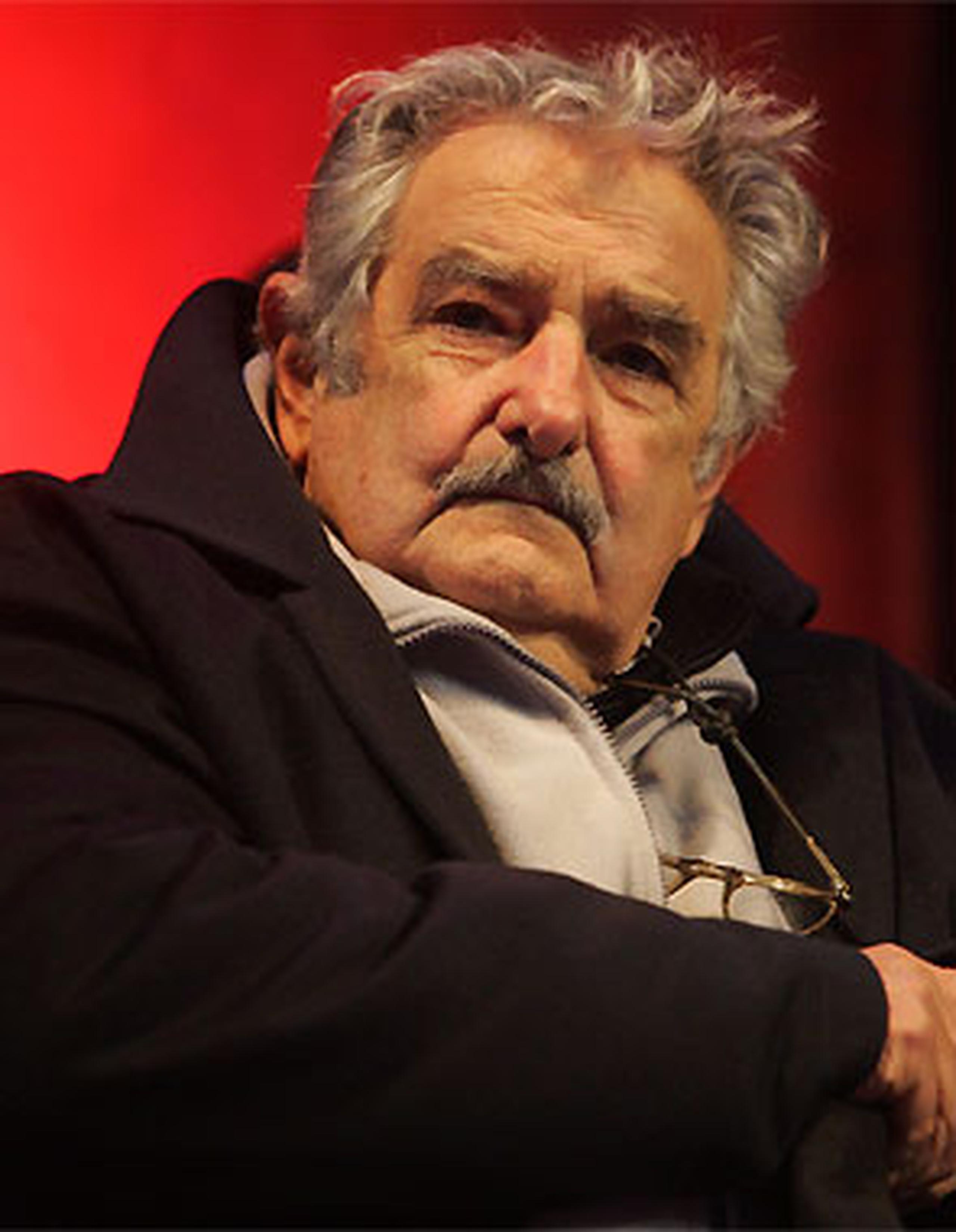 "Después entra a leer los diarios y los va pasando con el dedo", relató Mujica, antes de resaltar que "lo lindo" del aparato es que "podés leer sin lentes". (Archivo)