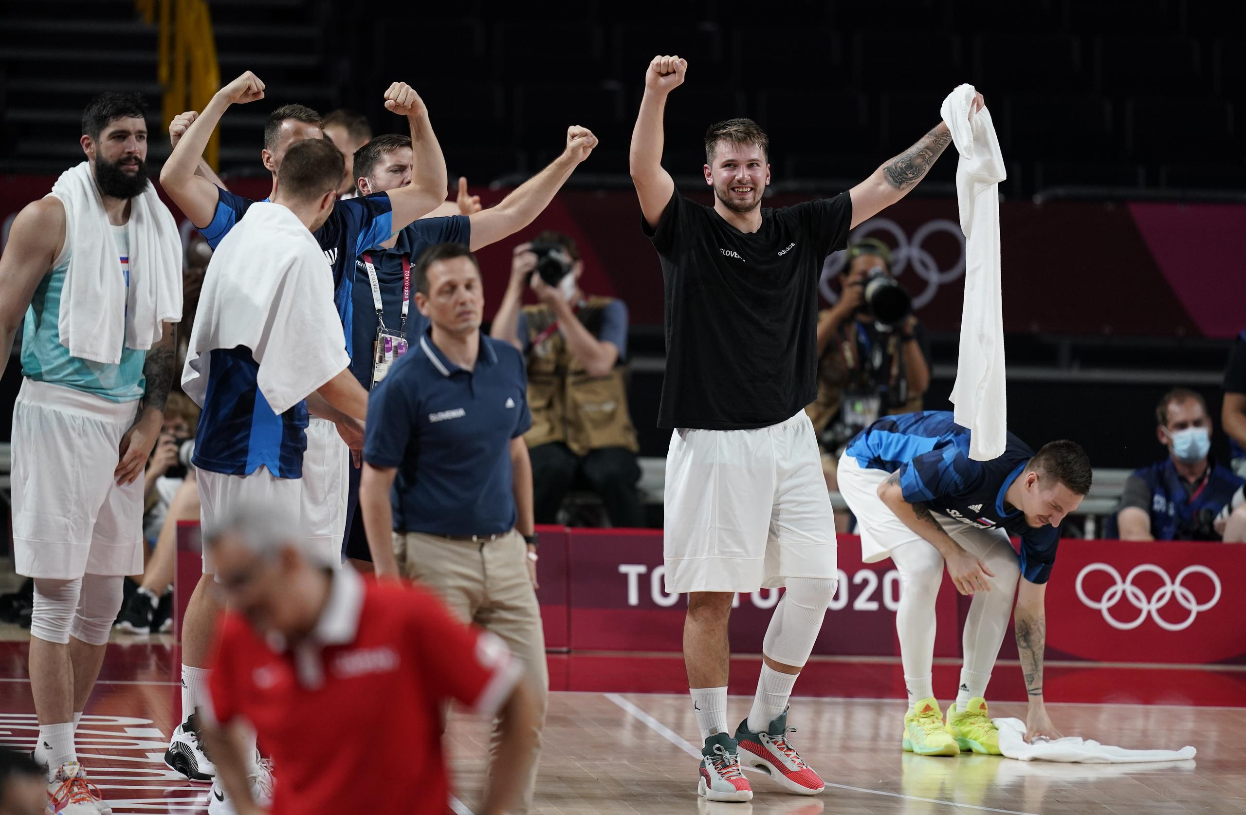 Luka Doncic  levanta las manos al finalizar el partido ante Japón.