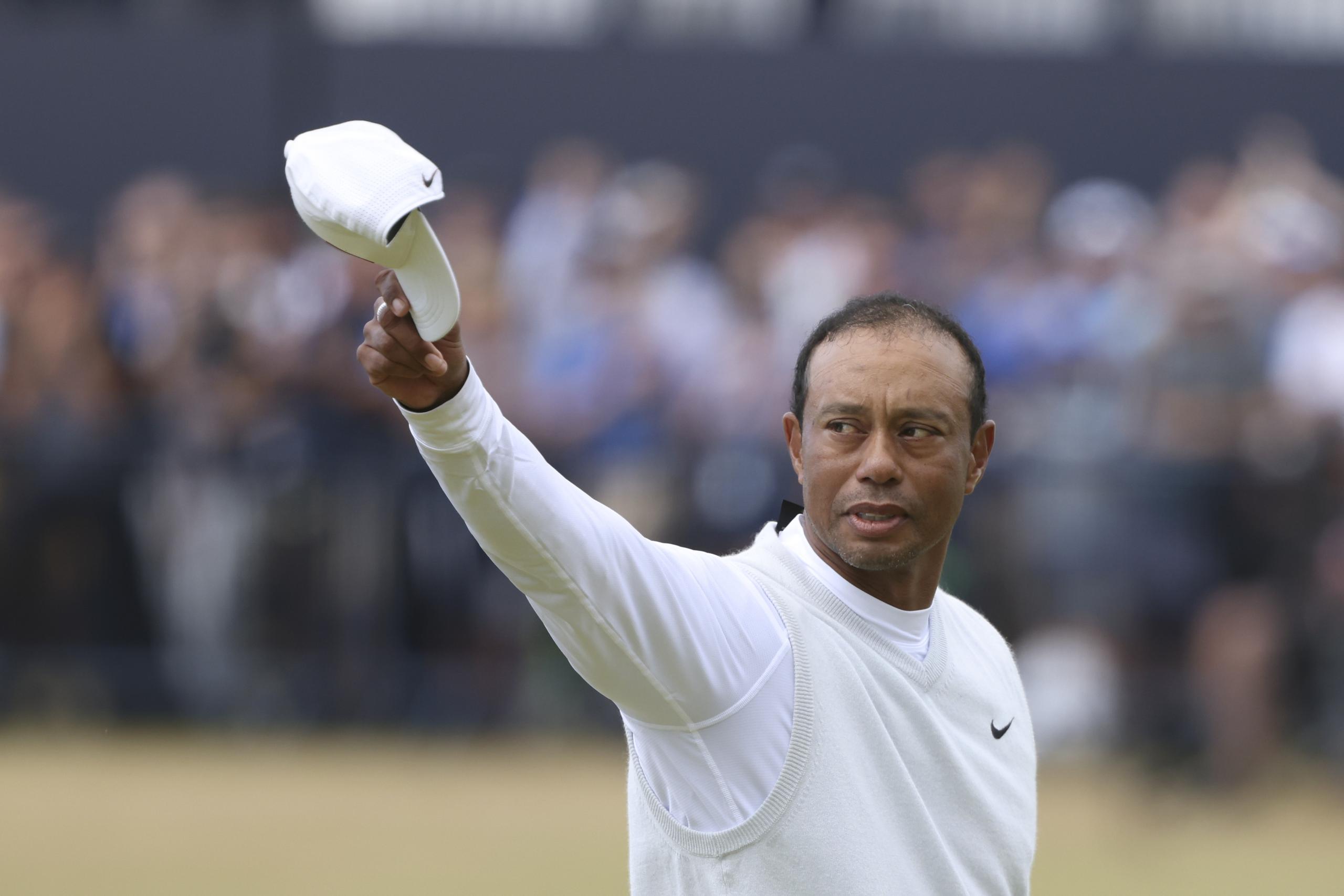 Tiger Woods gesticula hacia los espectadores al concluir su segunda ronda.