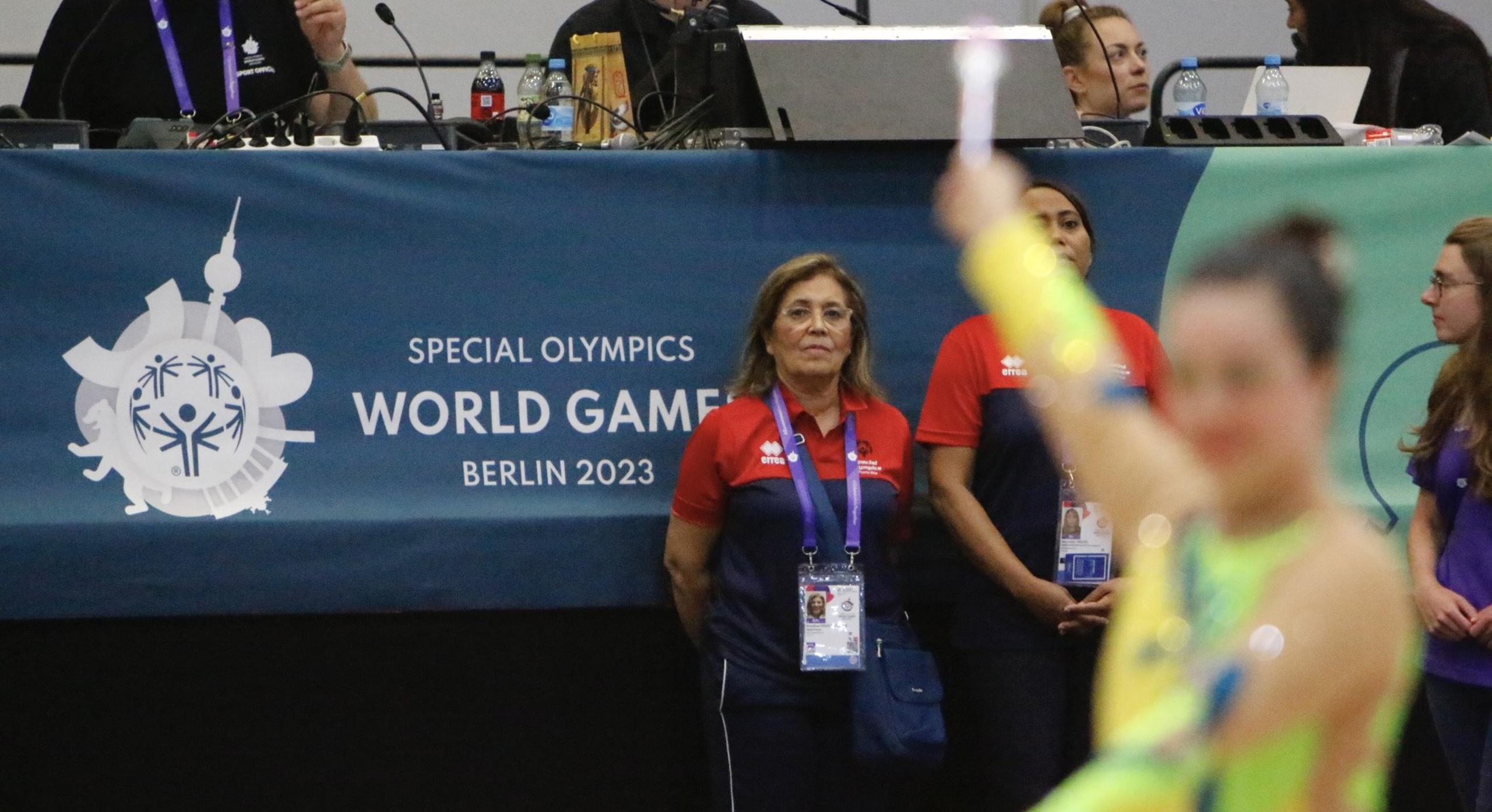 Annelisse Vélez y la asistente Jeanette Valdés observan a sus atletas de gimnasia rítmica.