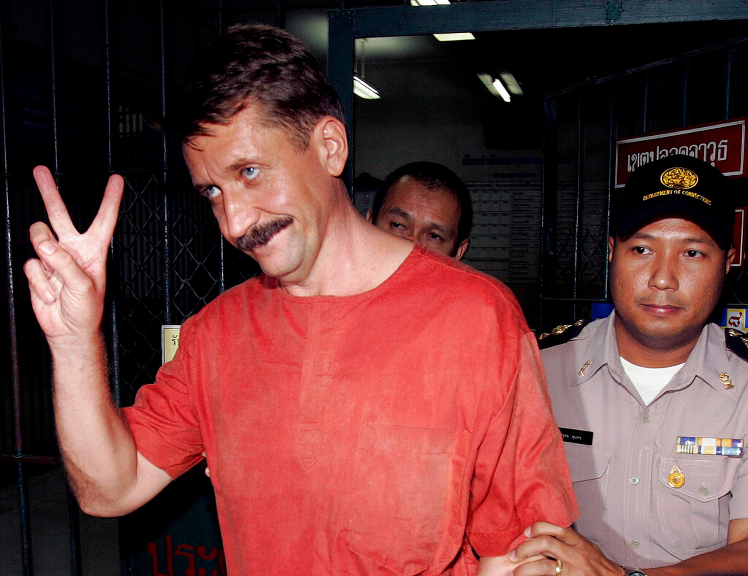 Viktor Bout mientras era llevado a una camioneta para regresar a prisión desde un tribunal en Bangkok, Tailandia, el 11 de agosto de 2009.