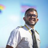 Escuela de aviación planta banderas de orgullo gay y transgénero