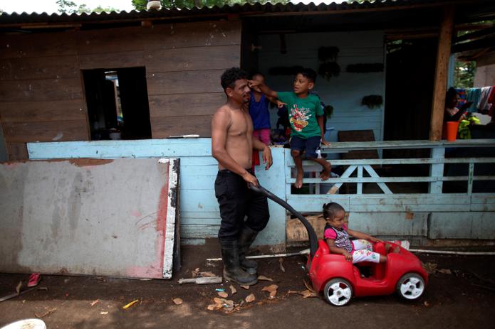 Melquis Amador, quien pertenece a la etnia emberá, tiene una situación complicada durante la cuarentena: además de las dos gemelas de tres años y un bebé de ocho meses, tienen a Andrés, de 6 años, que padece de labio leporino y un problema de tendones en las piernas. (EFE)
