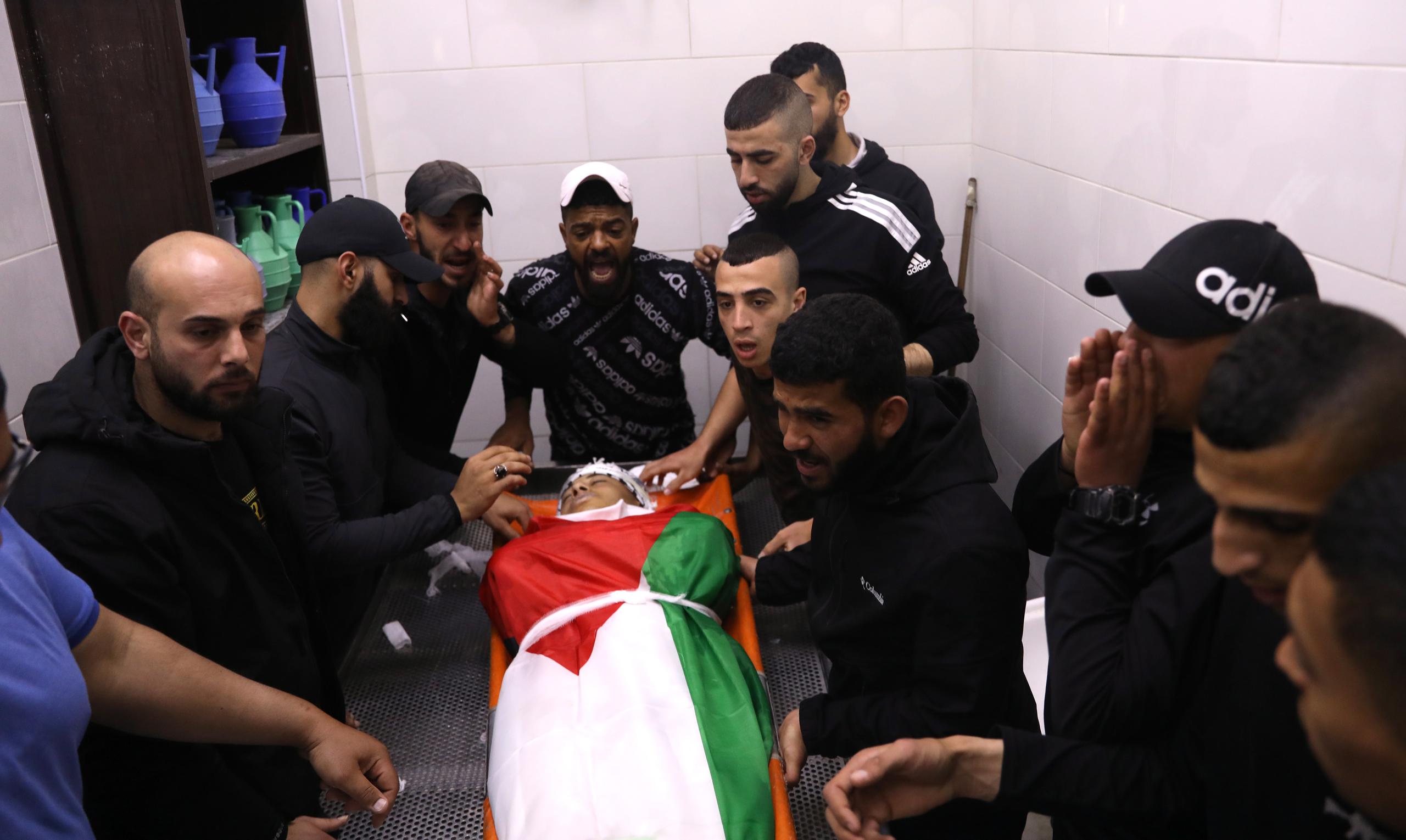 Familiares del joven palestino Mohamed Zakarneh velan su cadaver en el hospital de Jenin, en la Cisjordania ocupada. EFE/EPA/ALAA BADARNEH
