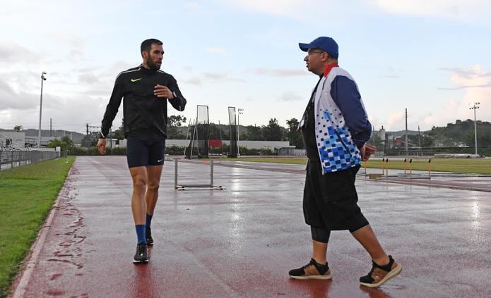 Wesley Vázquez, con el entrenador del equipo nacional Carlos Guzmán, tal vez encontrará condiciones difíciles en Croacia, en donde compite este martes.