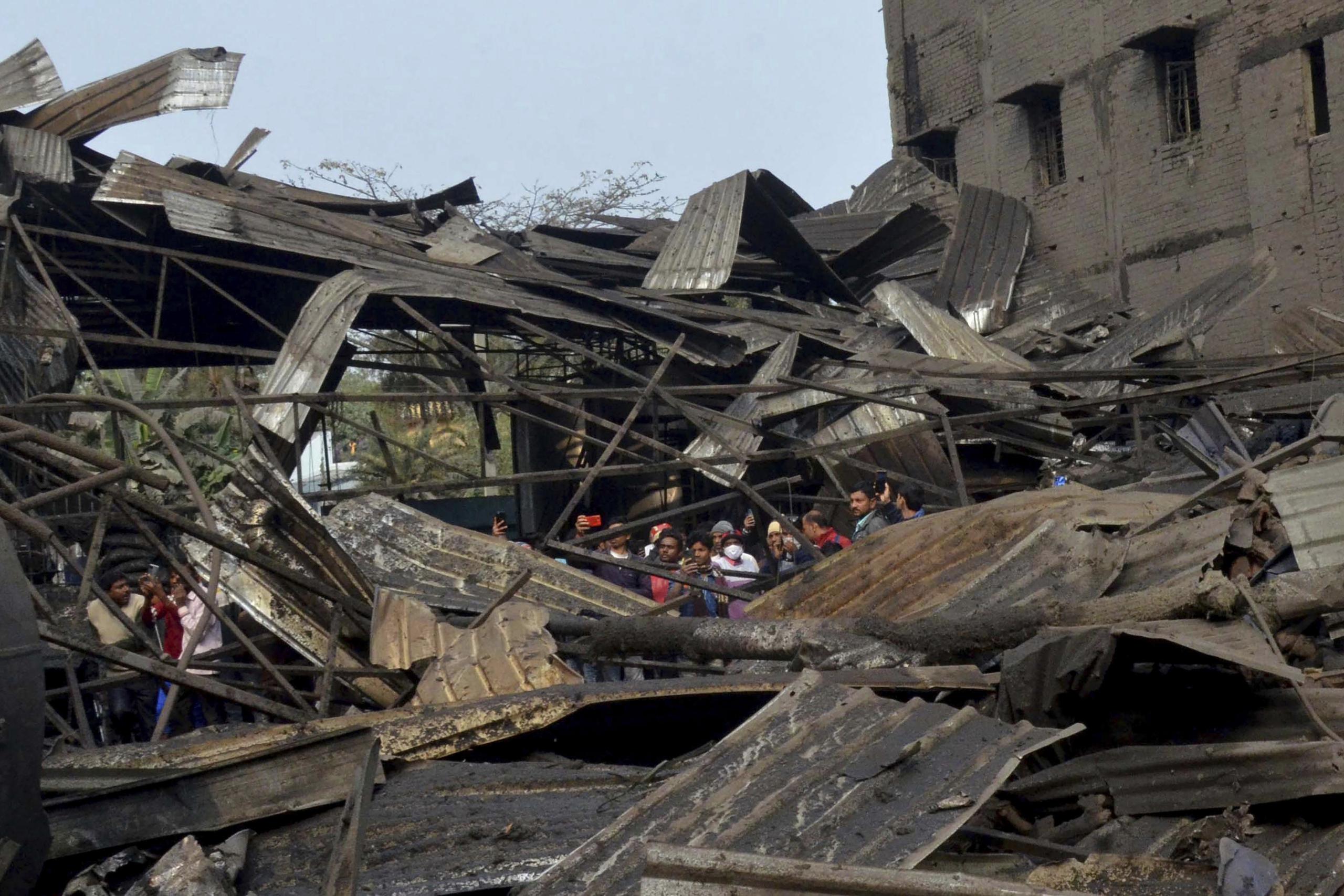 La escena tras la explosión en una en India.