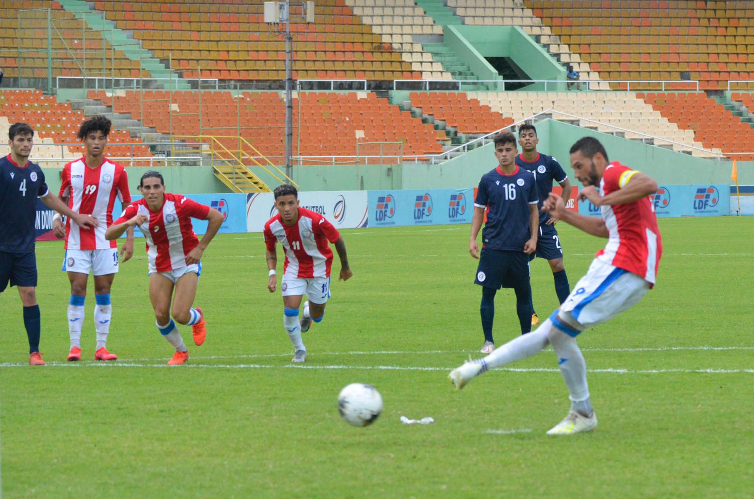 Sidney Rivera anota el gol de la victoria de Puerto Rico vía penal.