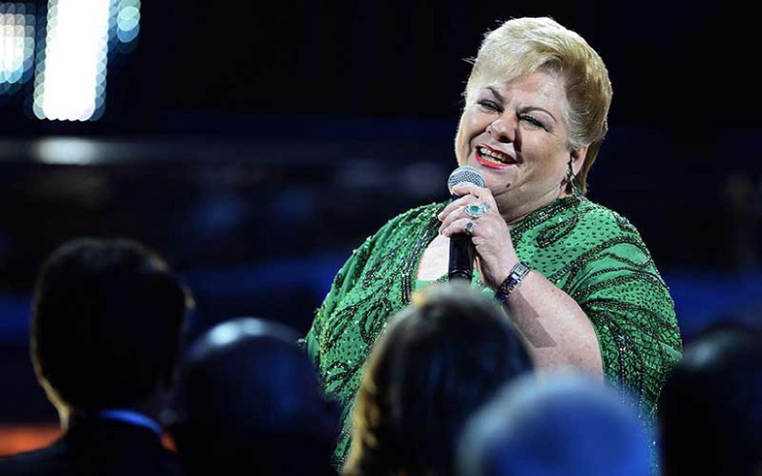 La cantante mexicana Paquita la del Barrio interpretó "Romeo Y Su Nieta" durante la ceremonia. (EFE/Paul Buck)