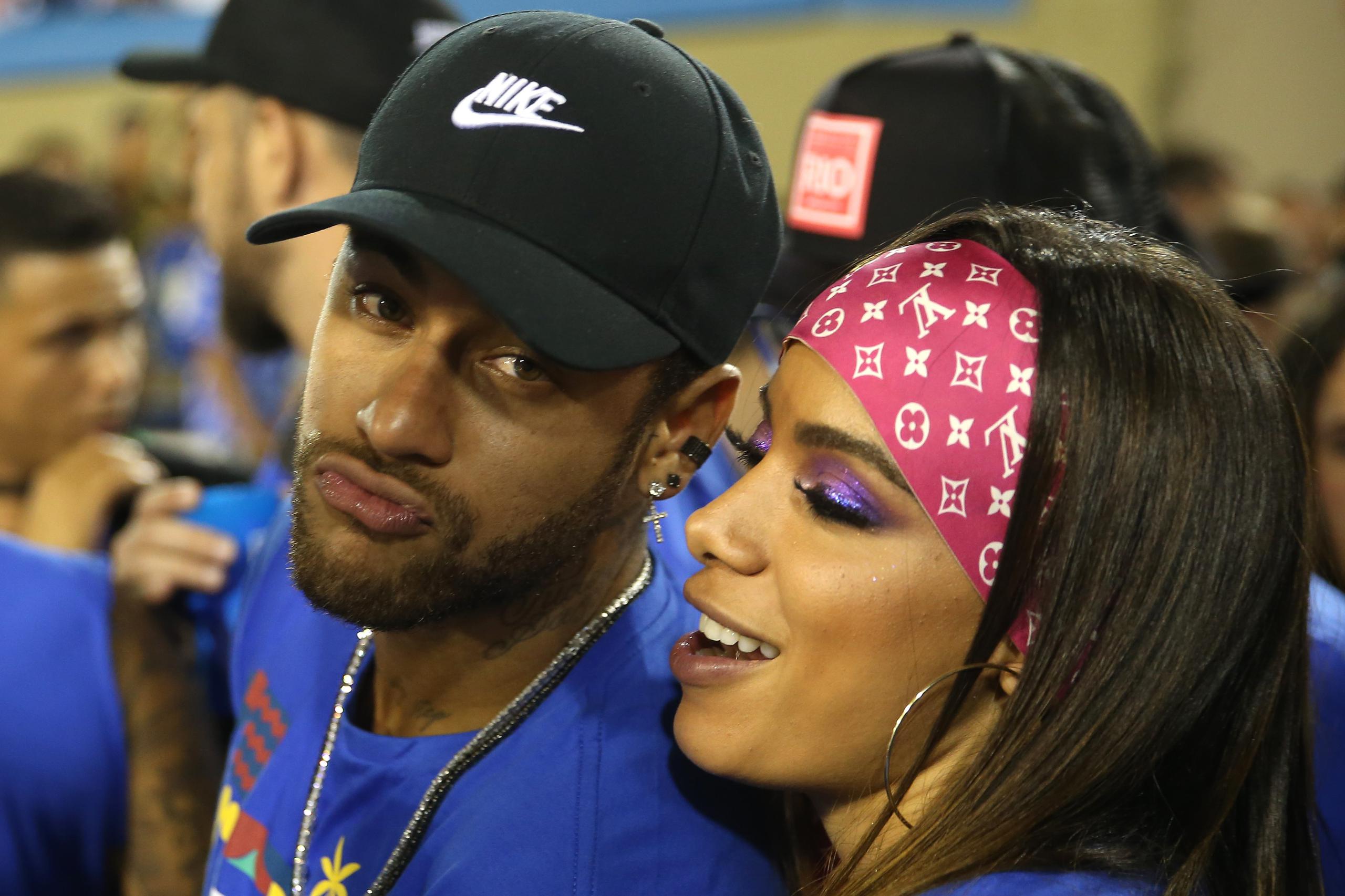 Neymar junto a la cantante brasileña Anitta, en una foto de archivo.EFE/Marcelo Sayao.
