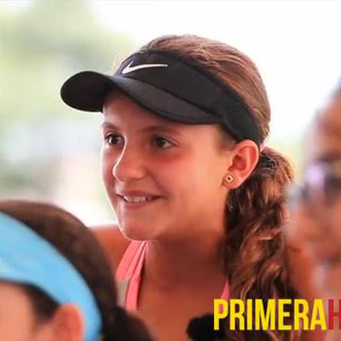Niños y niñas tenistas celebran la victoria de Mónica Puig