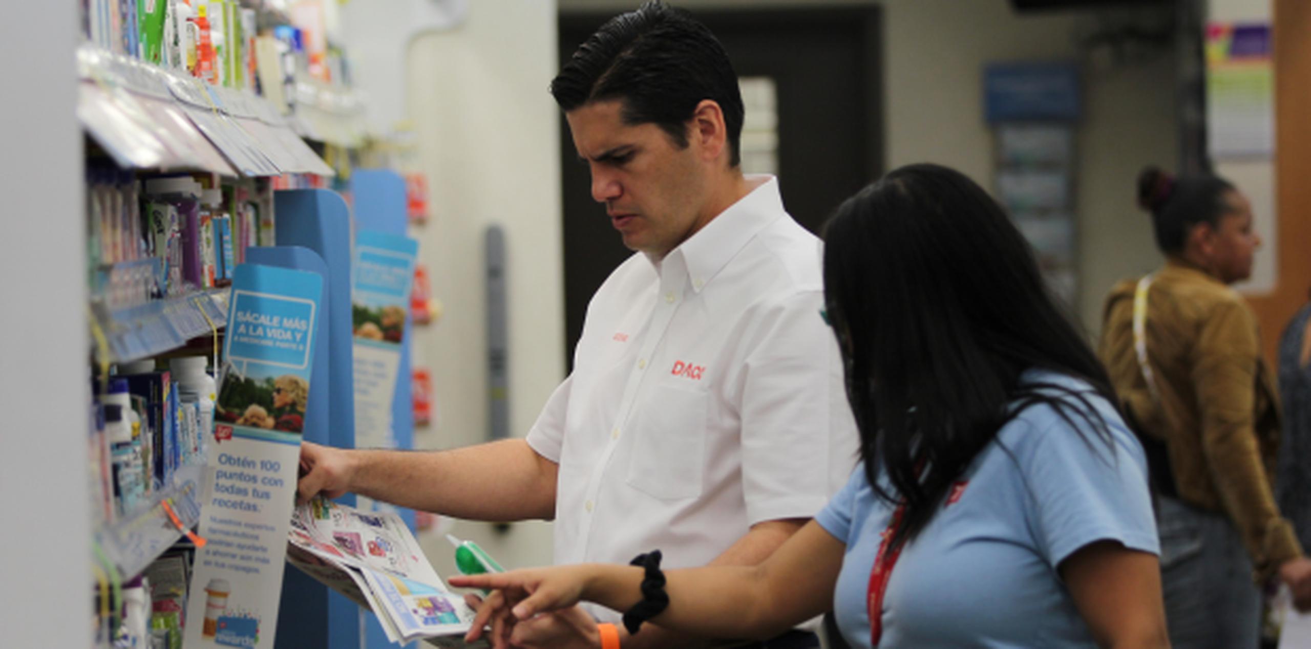 El secretario del DACO, Nery Adames, revisa unos precios como parte del operativo en 48 establecimientos durante el día de hoy. (alezx.figueroa@gfrmedia.com)