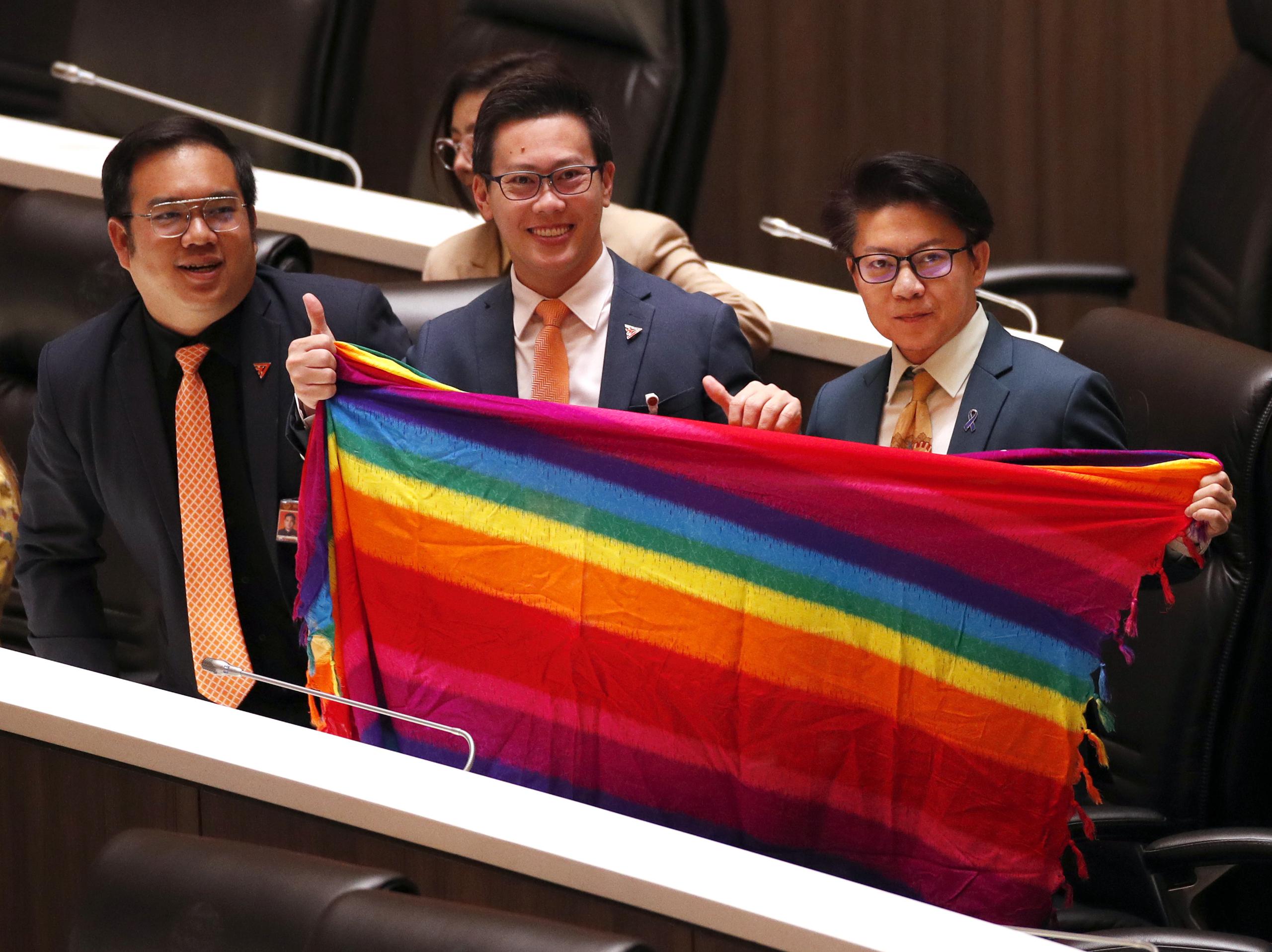 Diputados tailandeses durante la sesión de la Casa de Representantes para la aprobación de la ley de matrimonio igualitario. EFE/EPA/RUNGROJ YONGRIT
