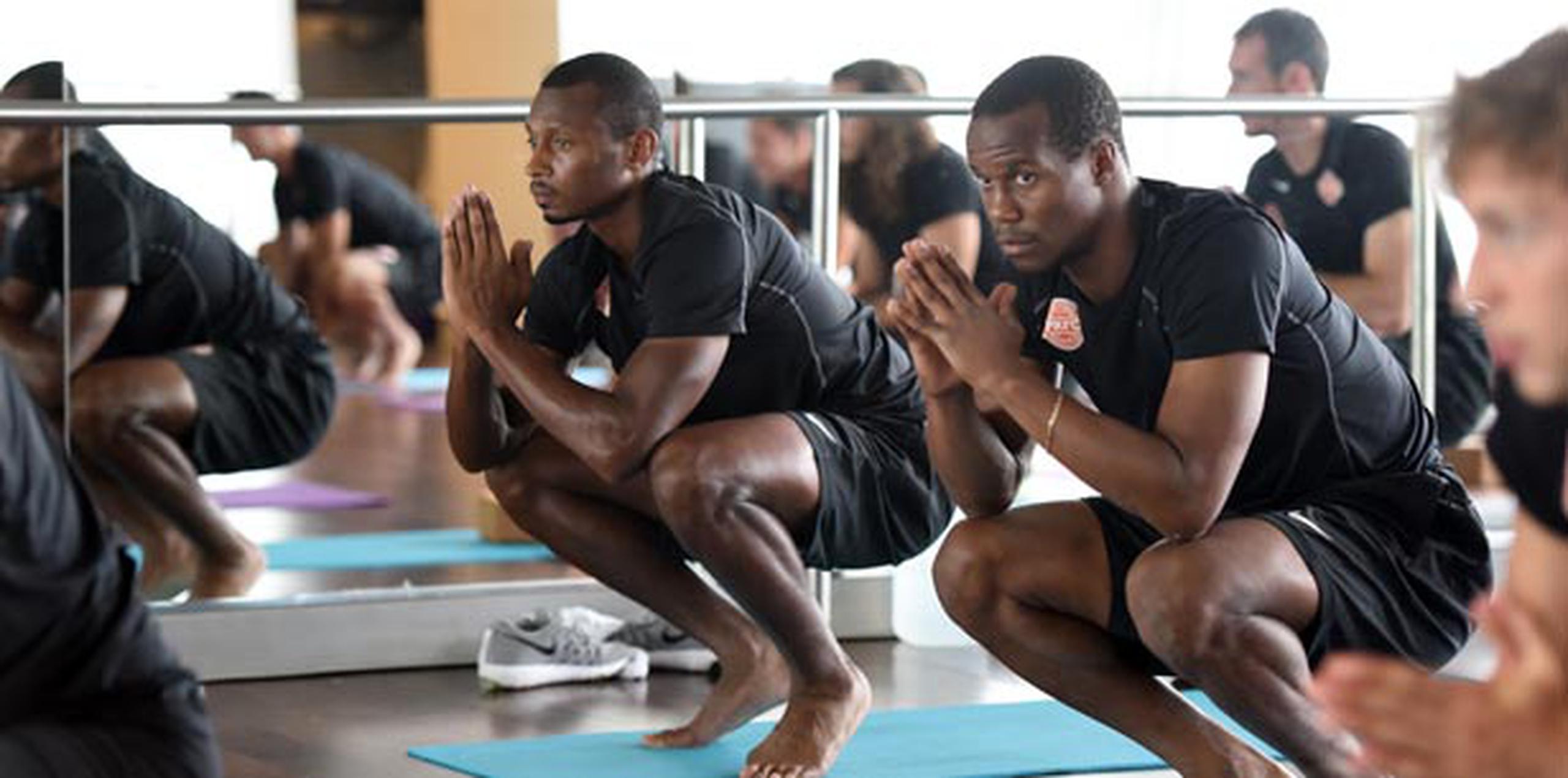 Las rutinas de yoga han ayudado a los futbolistas a relajar los músculos luego de largas y calurosas sesiones de entrenamiento. (andre.kang@gfrmedia.com)