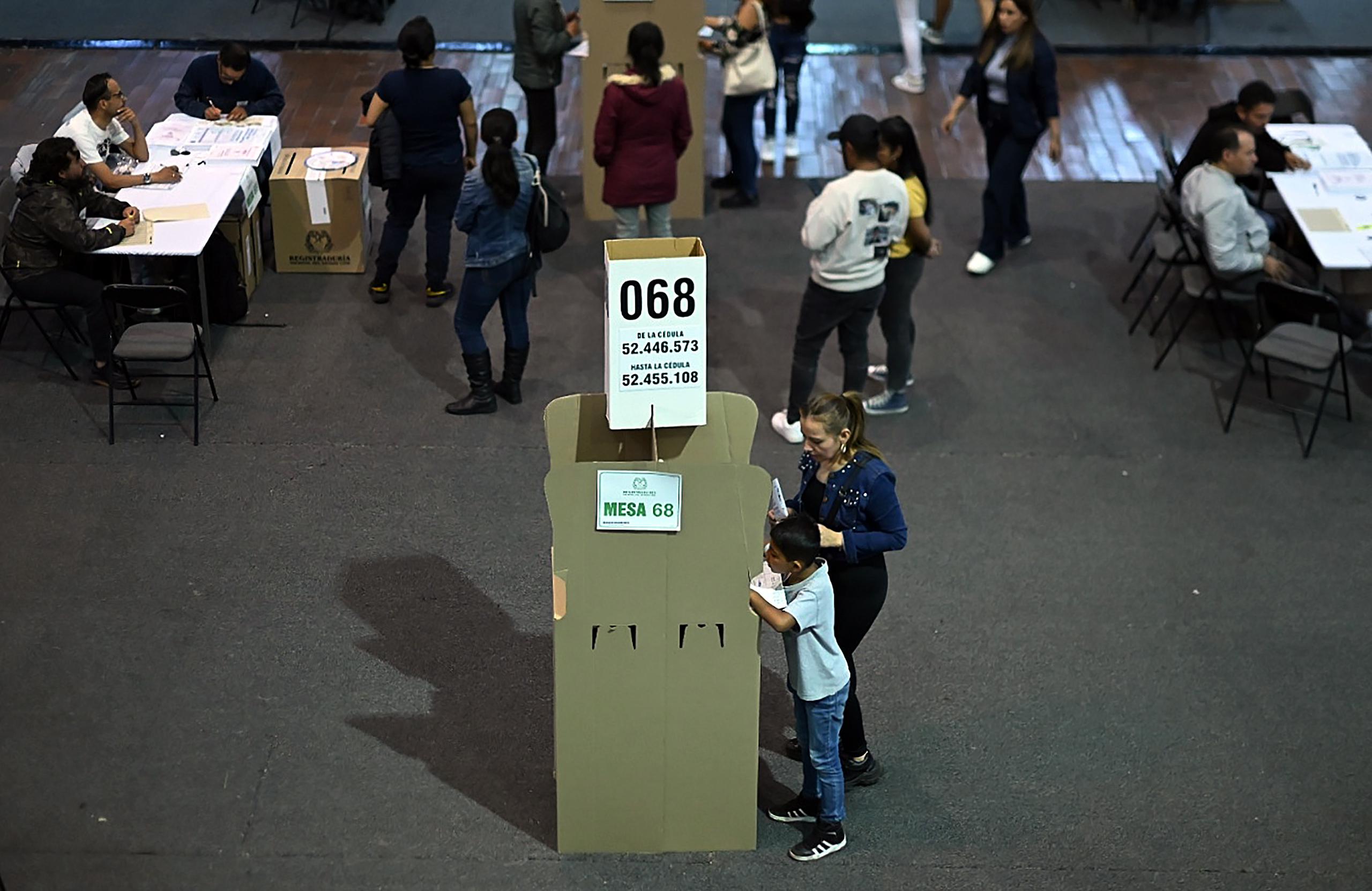 Ciudadanos votan en las elecciones regionales y locales ayer, en Bogotá (Colombia). EFE/ Natalia Pedraza Bravo
