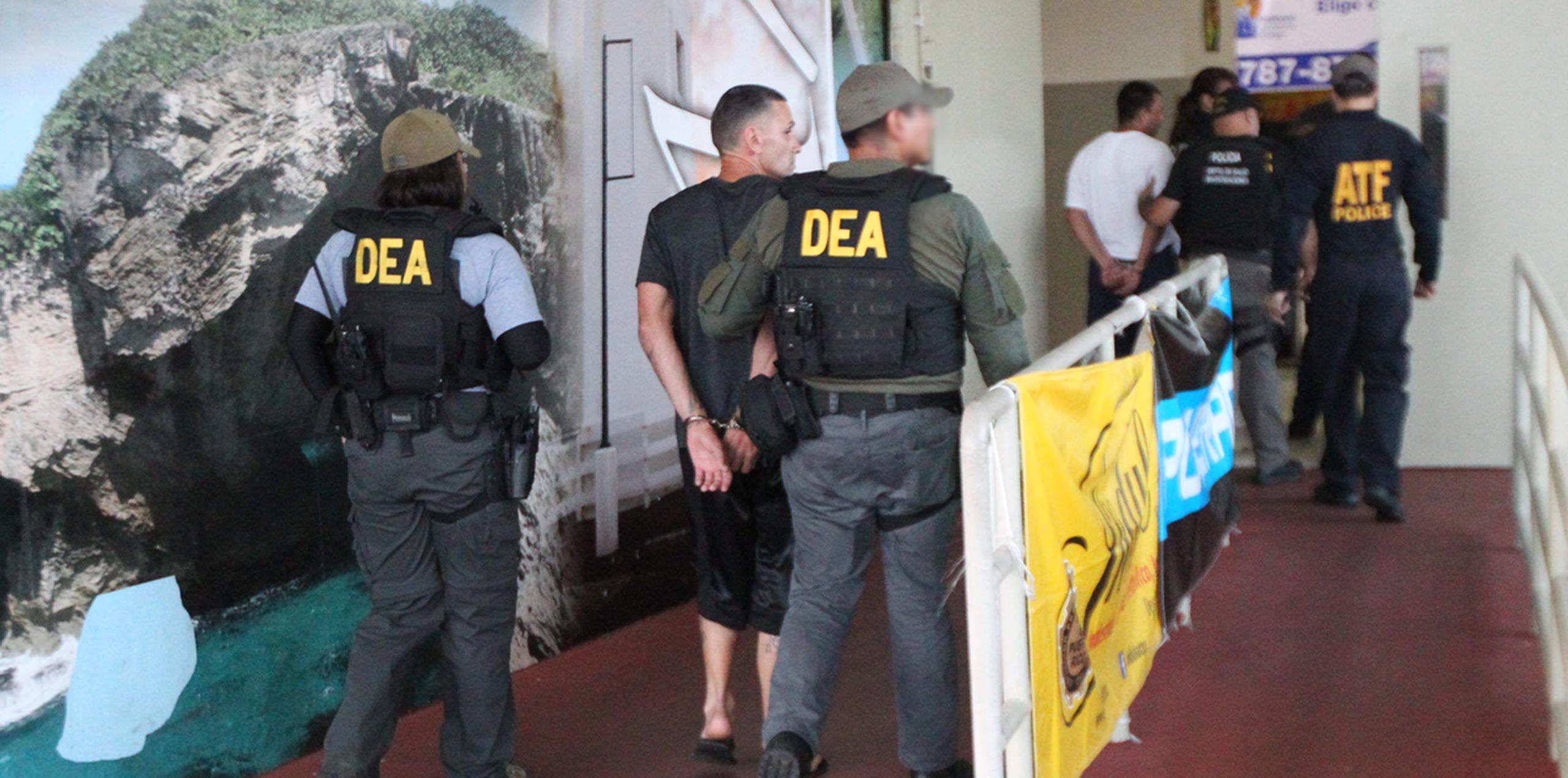 Los detenidos fueron llevados al coliseo Manuel “Petaca” Iguina, en Arecibo, para el procesamiento inicial. (alex.figueroa@gfrmedia.com)