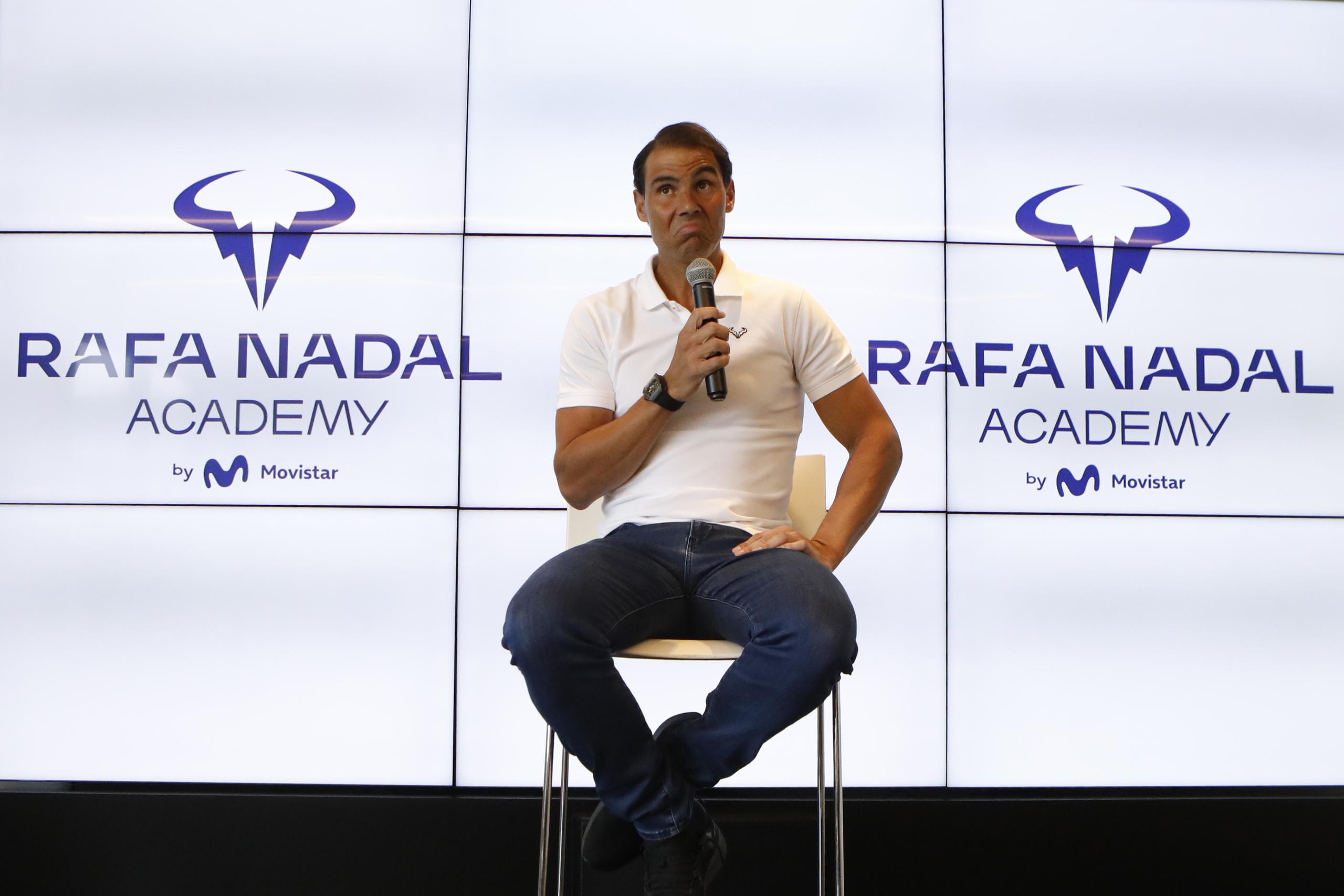 Rafael Nadal durante una rueda de prensa en su academia de tenis en Manacor, Mallorca, España, el jueves 18 de mayo de 2023. (AP Foto/Francisco Ubilla)