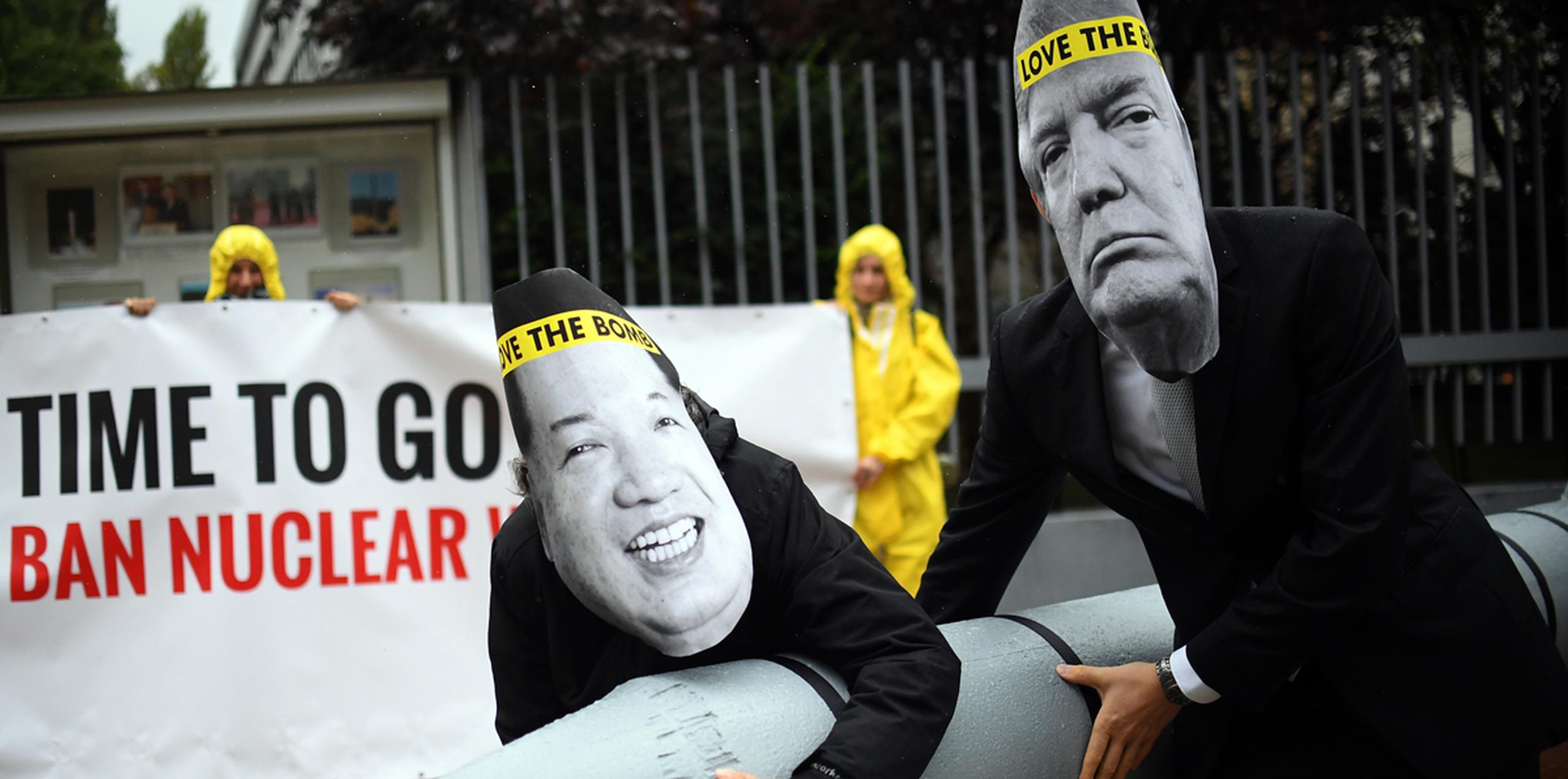 En esta imagen del 13 de septiembre de 2017, activistas de la Campaña Internacional para la Abolición de Armas Nucleares (ICAN, por sus siglas en inglés) protestan contra el conflicto entre Estados Unidos y Corea del Norte con máscaras del gobernante de Corea del Norte Kim Jong Un, a la izquierda, y del presidente de Estados Unidos, Donald Trump. (AP)