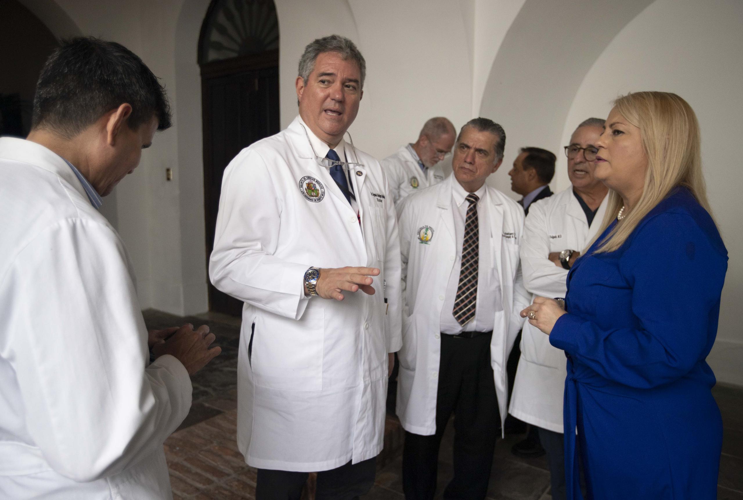 La gobernadora conversa con los miembros del "task force" médico del coronavirus.