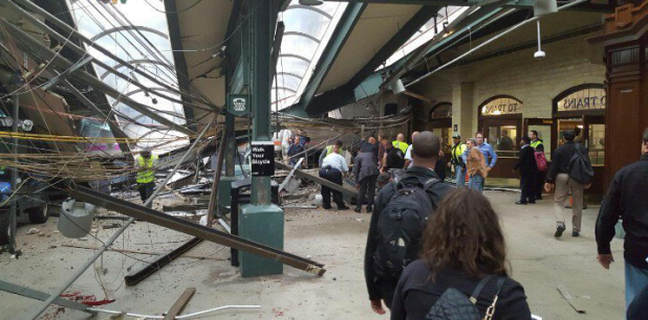 Un tren que transitaba demasiado rápido atravesó una barrera e invadió la estación, matando a Kroon y ocasionando heridas a más de 100 personas. (Prensa Asociada)