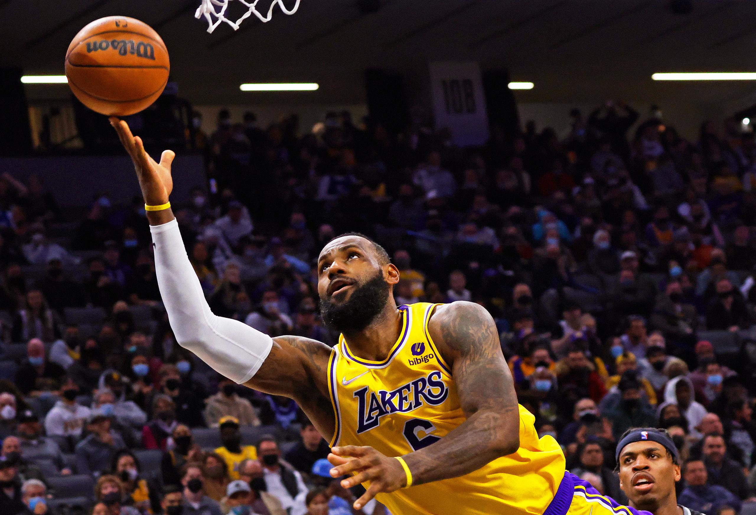 LeBron James y los Lakers perdían por 21 puntos en la primera mitad y luego vieron desvanecer una ventaja de nueve puntos en el periodo final. Hizo falta un triple doble de LeBron James en su retorno a juego luego de cinco partidos fuera debido a lesión para poder reponerse.