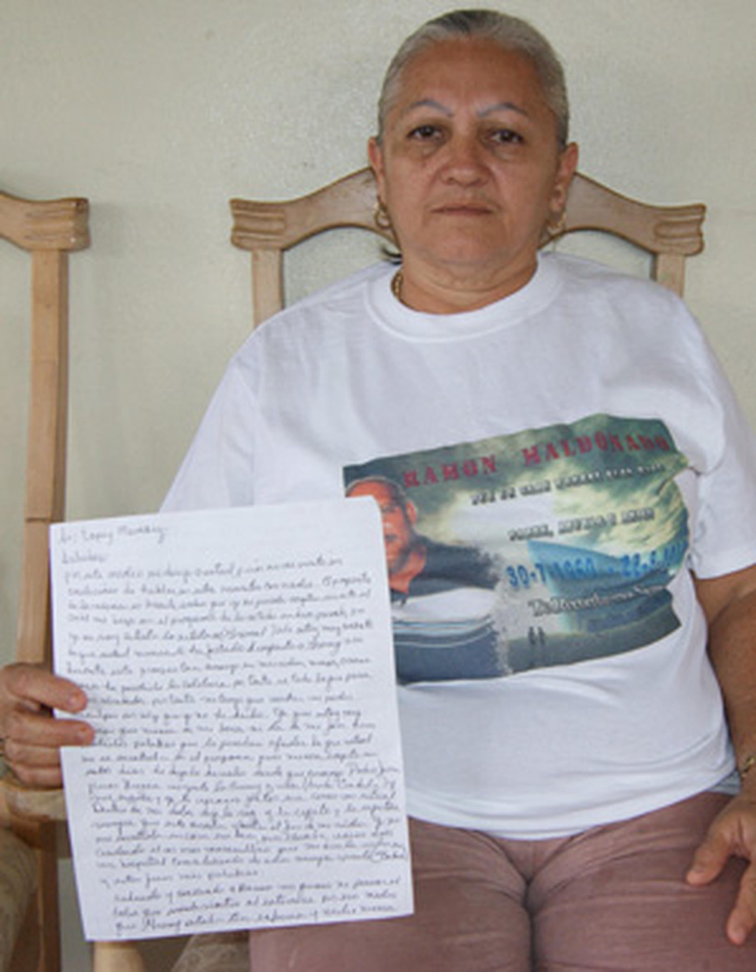Carmín Meléndez, abuela de Gremal, muestra copia de la carta que le envió a Mamery. (Suministrada)