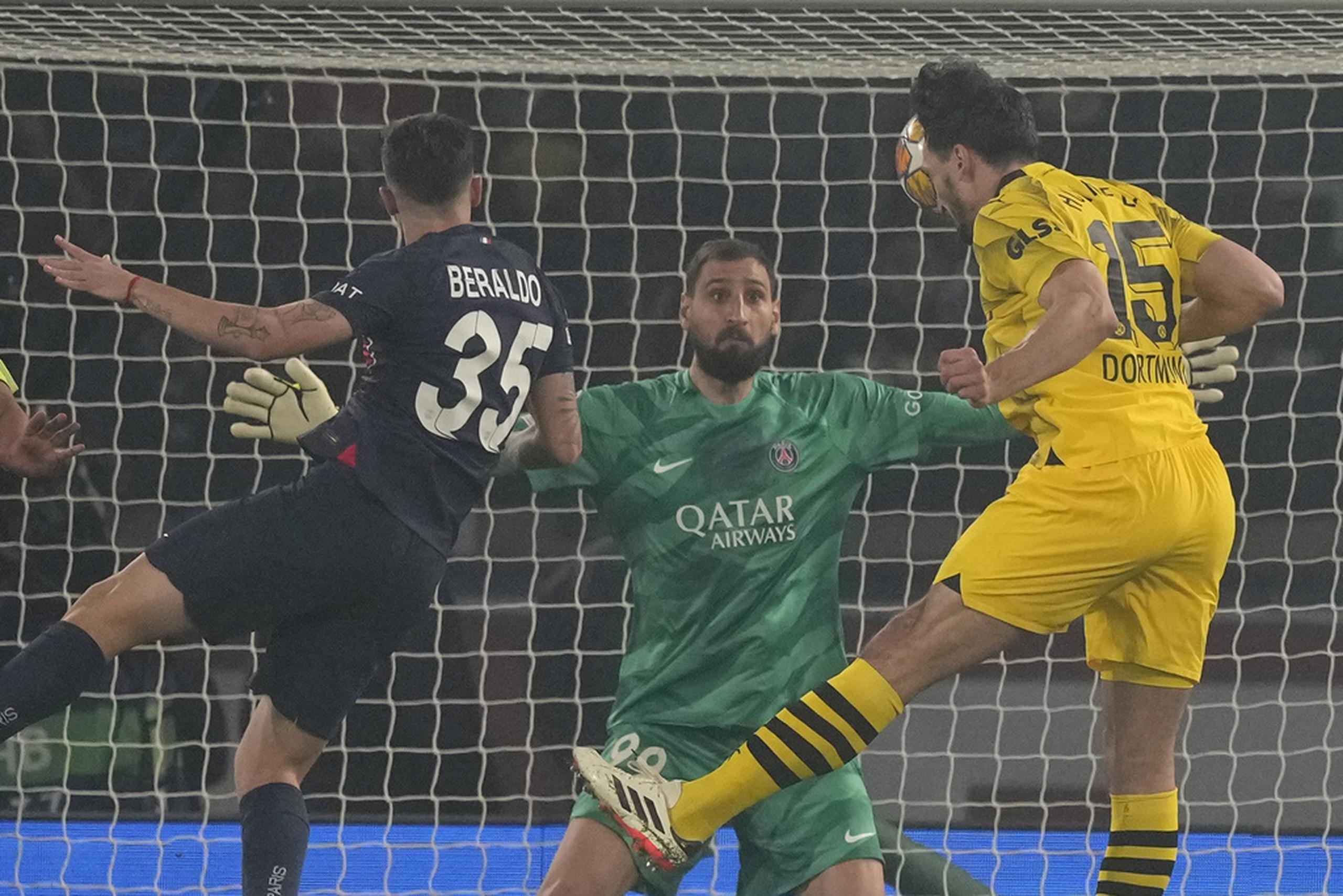 Mats Hummels anota de cabeza el gol del Borussia Dortmund para la victoria 1-0 ante el Paris Saint-Germain.