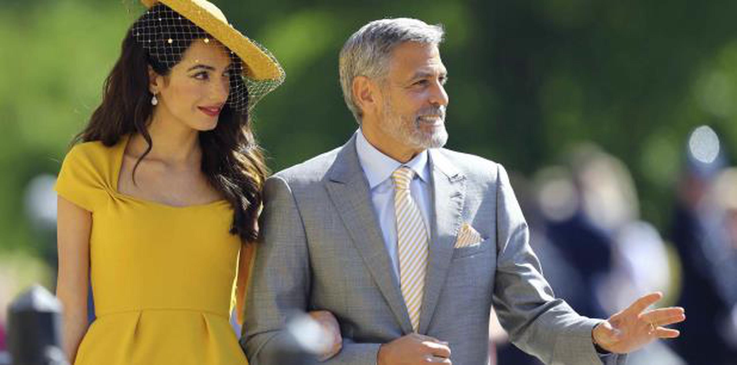 George Clooney y su esposa Amal. (AP)